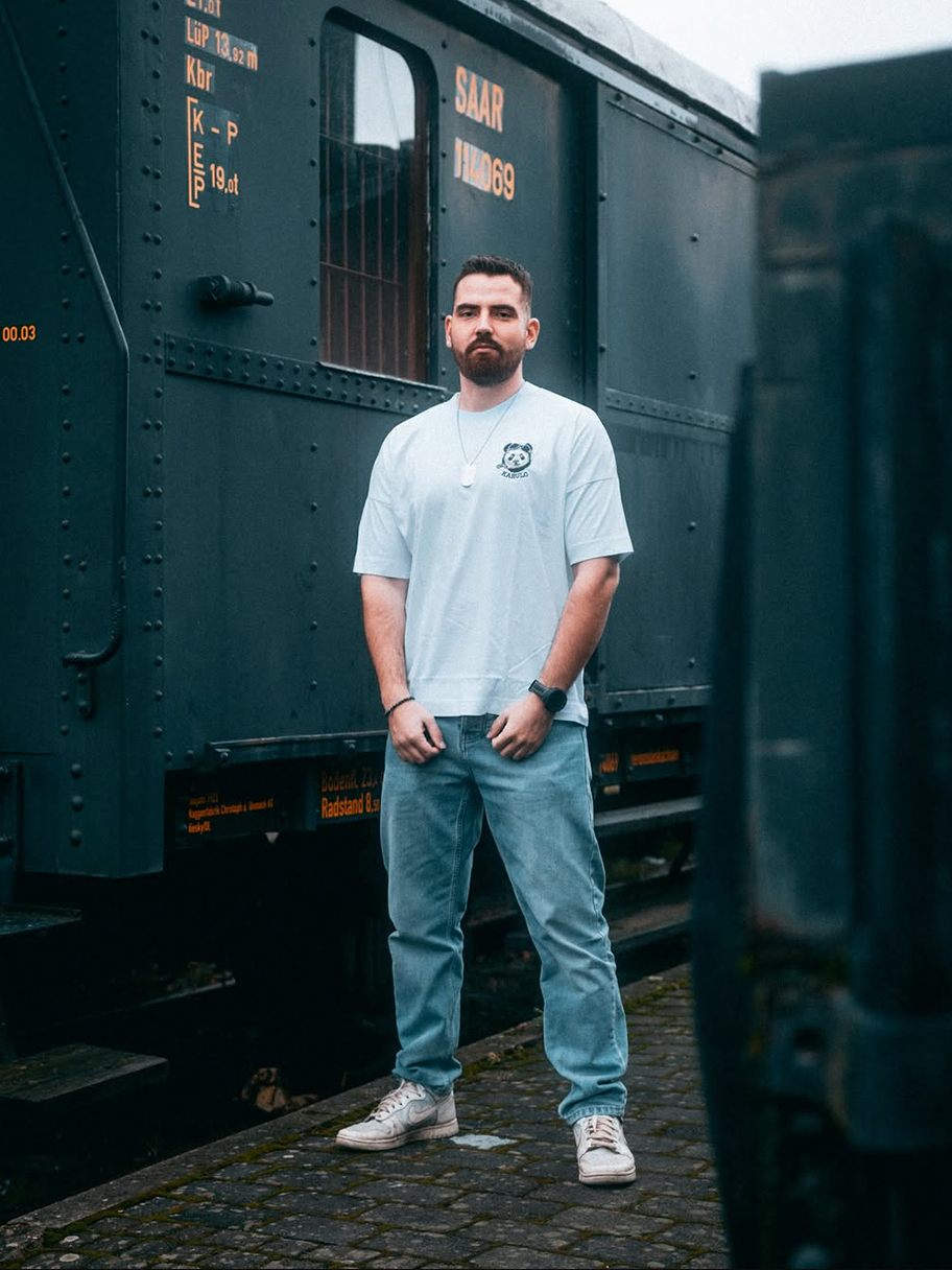 Fotografie, Event, Mann schaut interessiert