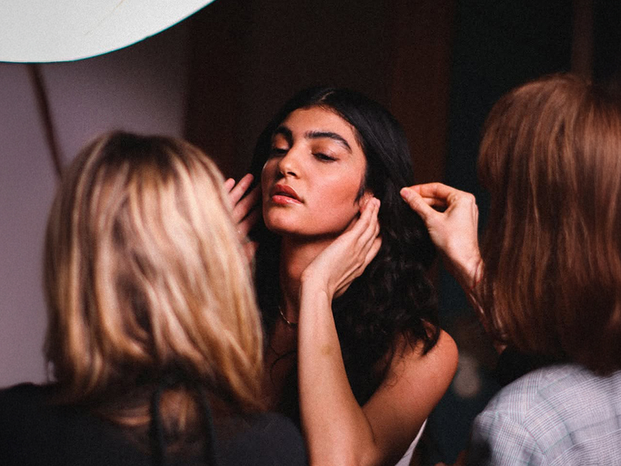 Fotografie, Event, Mann lächelt und hält Kaffeeglas