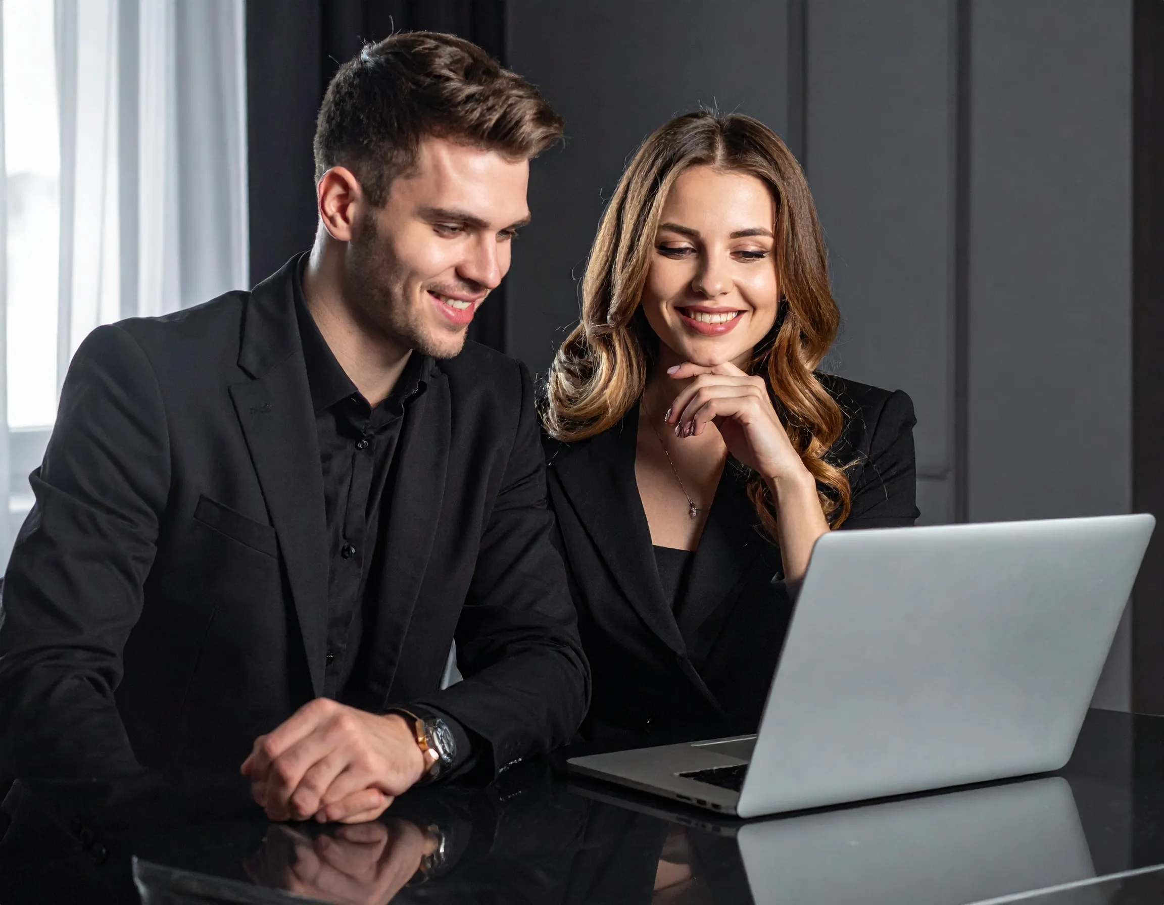 Mężczyzna i kobieta współnie rozmawiają z inną osobą przez laptop