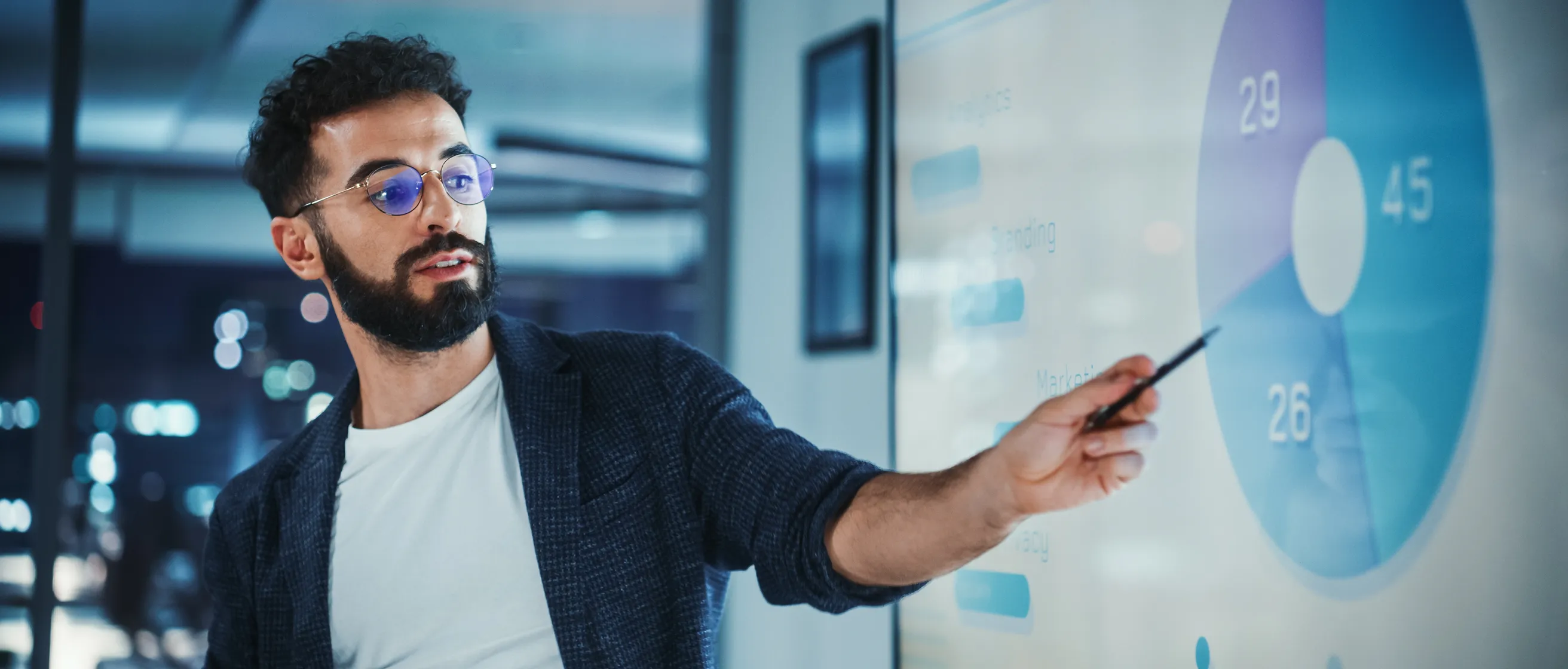 Homem sorridente de moletom laranja sentado em poltrona, usando smartphone. Ao fundo, telas flutuantes exibem gráficos de desempenho e sessões agendadas, em estilo moderno e digital.