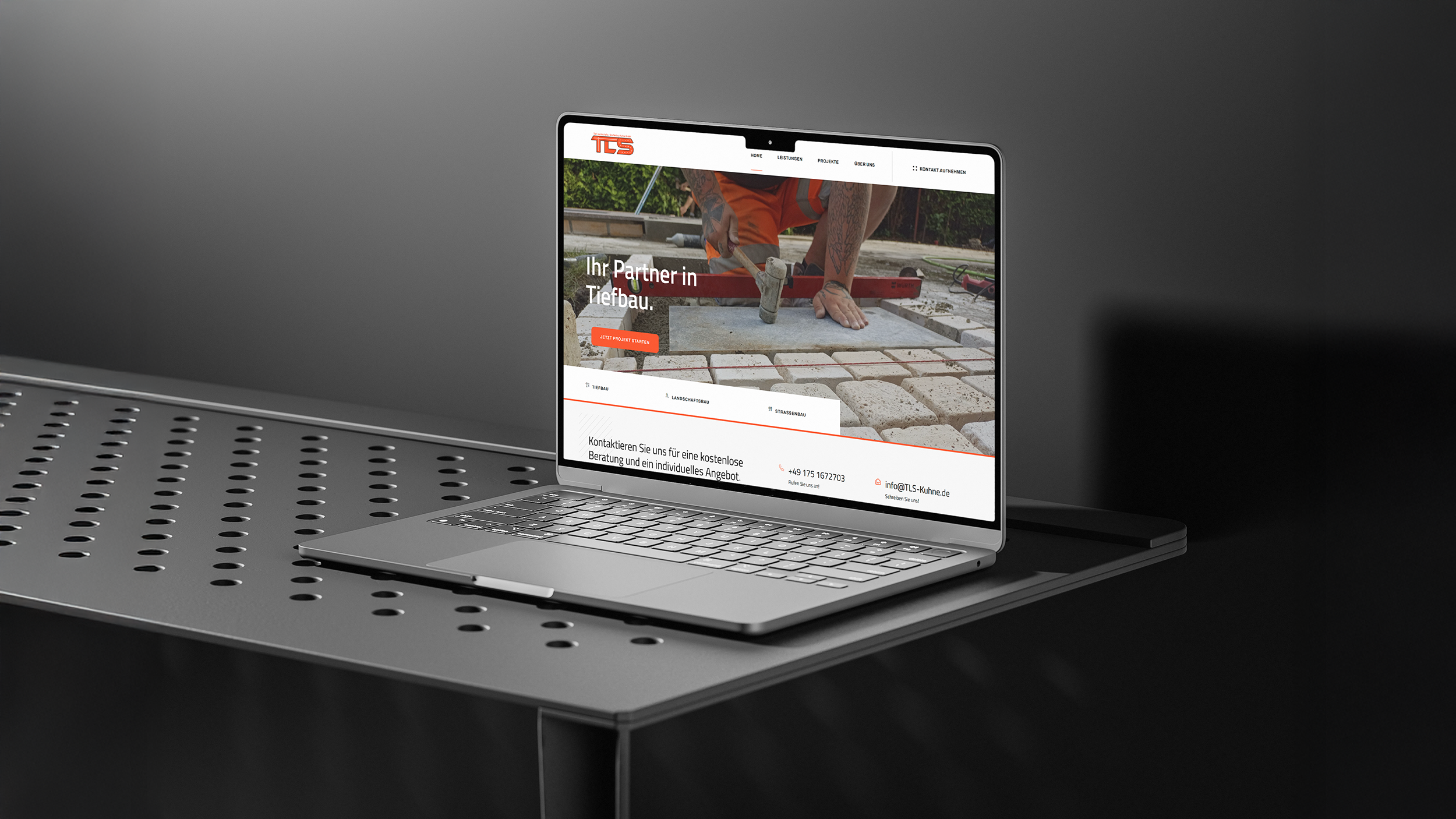 Laptop mit dem Webdesign-Kundenprojekt TLS Tiefbau, realisiert von der Askara Webdesign Agentur Dresden