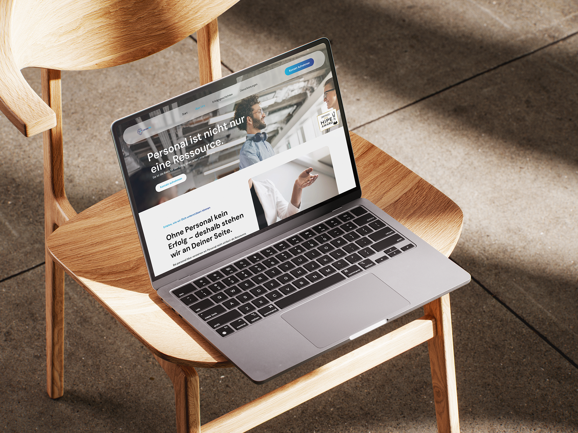 MacBook auf Holzstuhl mit dem Webdesign-Kundenprojekt Personal blue, gestaltet von der Askara Webdesign und Branding Agentur Dresden