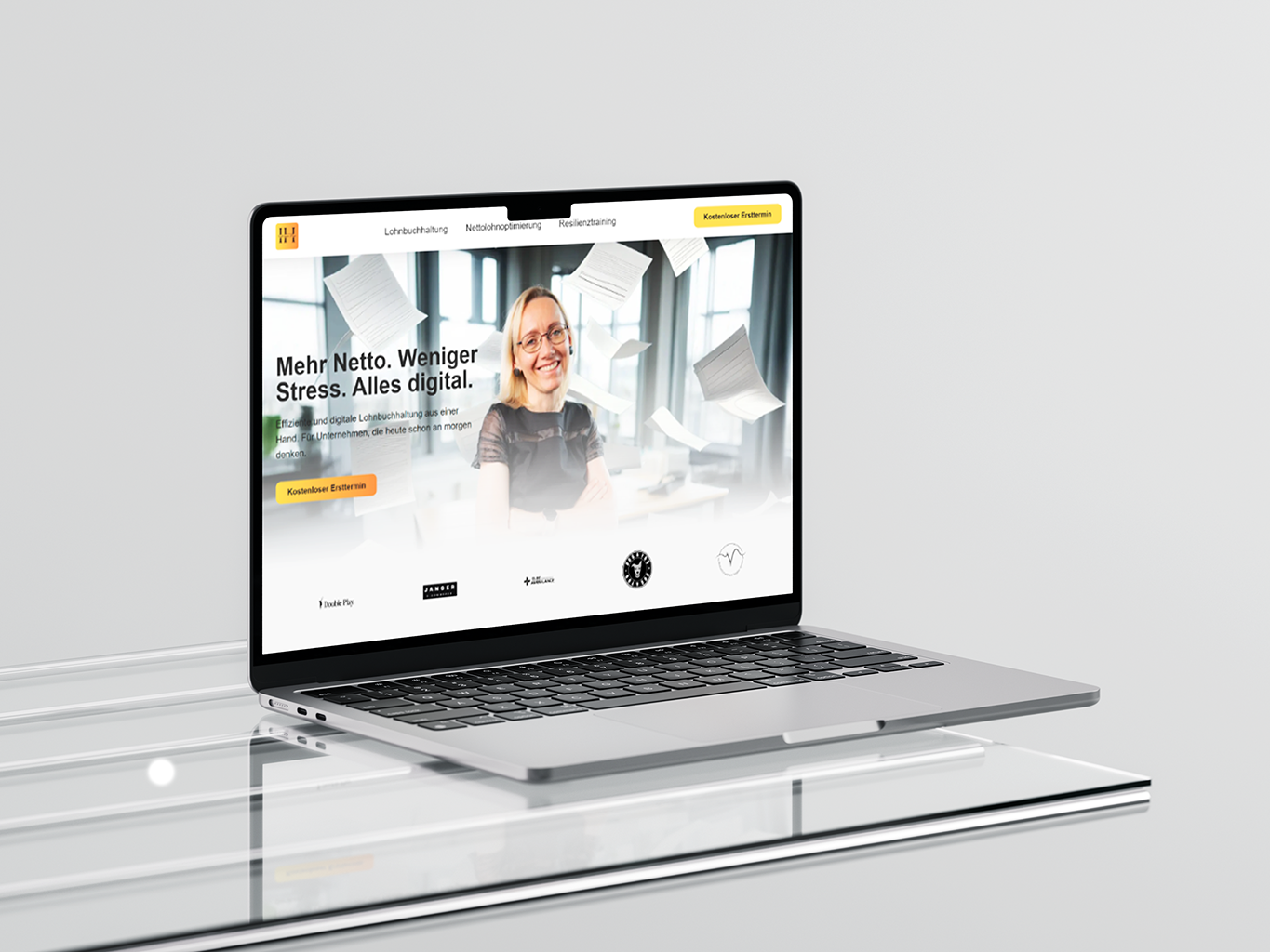 Laptop auf Glastisch mit dem Webdesign-Kundenprojekt einer digitalen Lohnbuchhaltung, umgesetzt von der Askara Branding Agentur Dresden