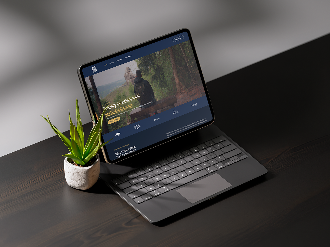 Tablet auf dunklem Tisch mit dem Webdesign-Kundenprojekt einer Marketingagentur, realisiert von Askara Dresden