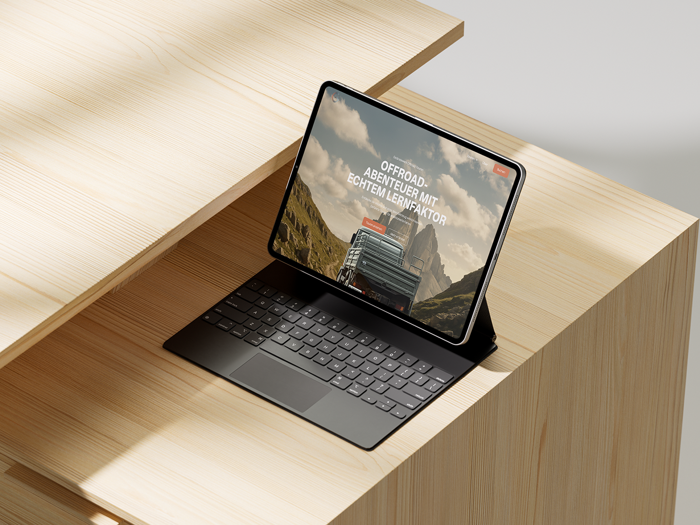 Tablet auf Holzablage mit dem Webdesign-Kundenprojekt einer Offroad-Touranbieter-Website, entwickelt von der Askara Markenstrategie Agentur Dresden