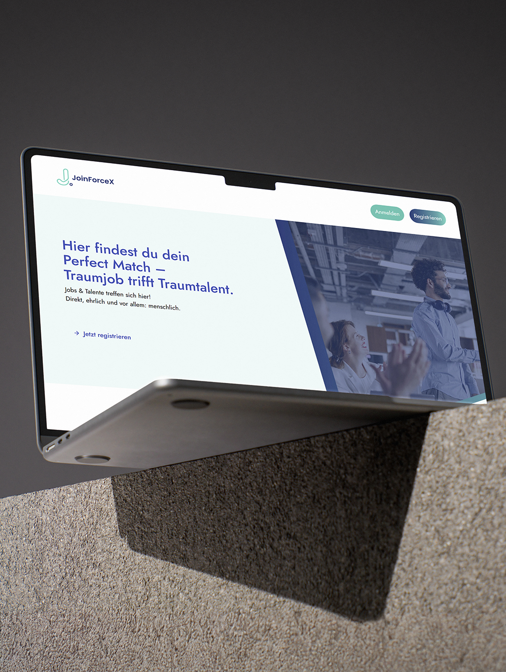 Tablet auf Betonblock mit dem Webdesign-Kundenprojekt JoinForceX Job-Plattform, entwickelt von der Askara Marketing GmbH Dresden