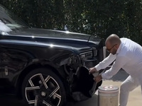 A Monaco, un conducteur imprudent empale son SUV Rolls-Royce puis inonde le sol d’huile
