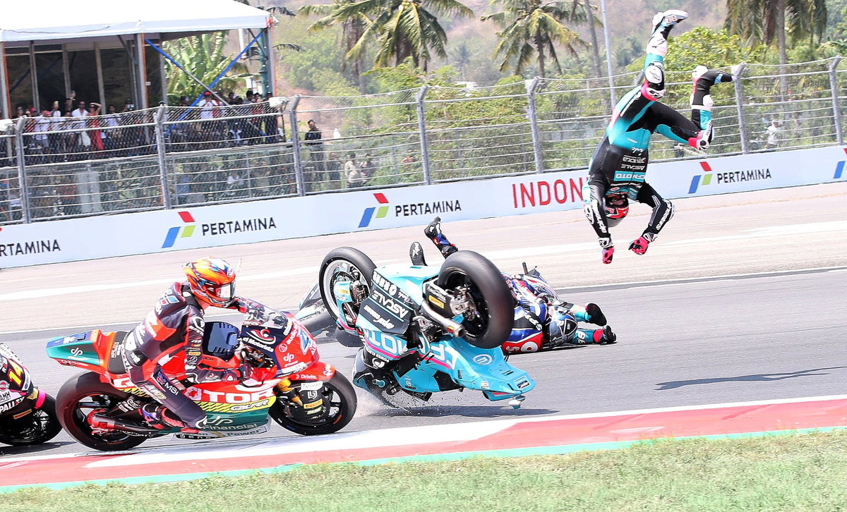 PICS: Holgado takes "full responsibility" after team-mate Alonso suffers huge Mandalika highside