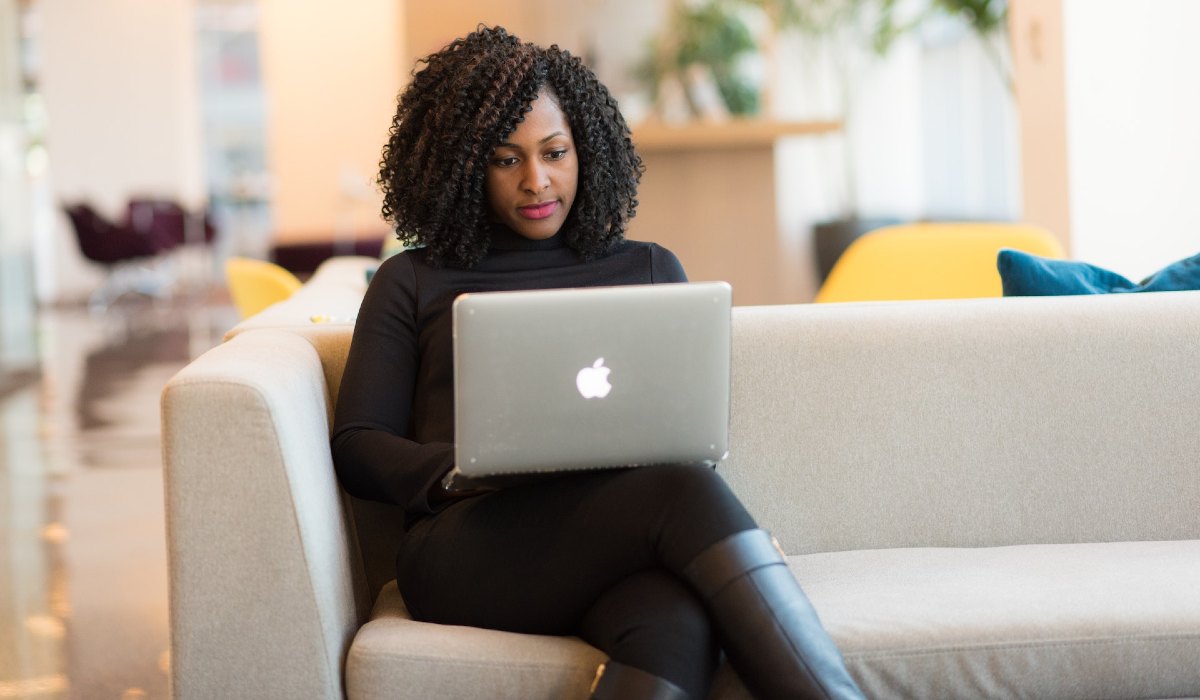 Mulher trabalha no computador