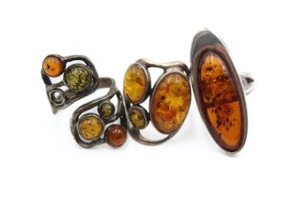 Anillo de ámbar báltico