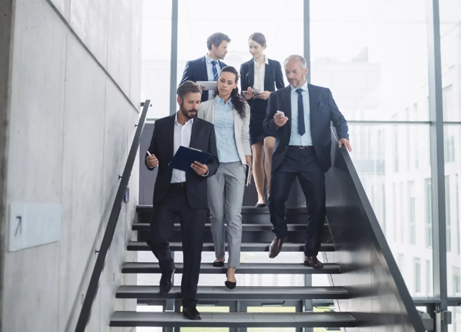 Professionnels souriants et engagés dans un environnement de travail dynamique, évoquant les possibilités de développement de carrière et les connexions significatives offertes par l'agence Dior Ressources.