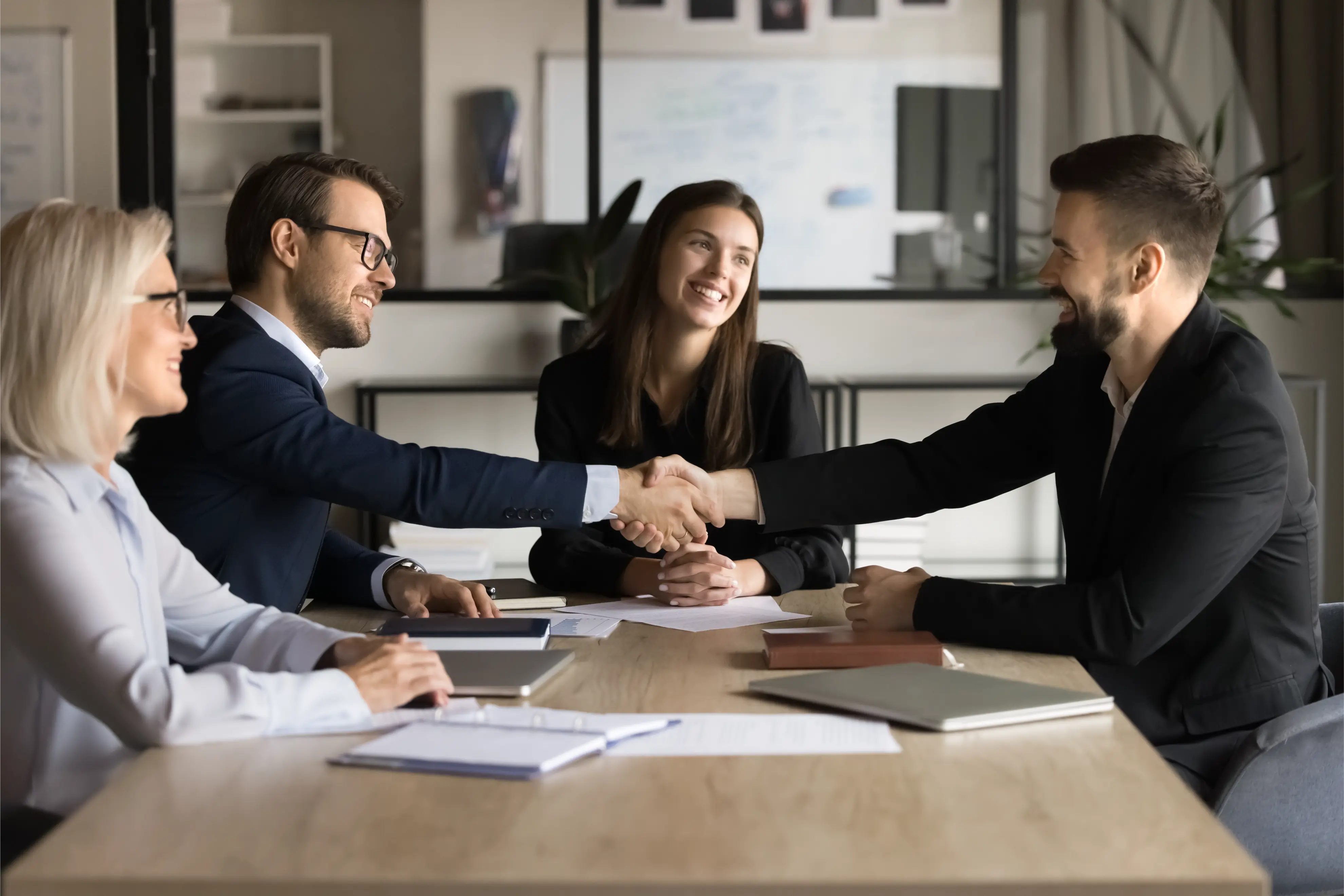 Une équipe diversifiée de professionnels collabore avec engagement dans un bureau moderne et lumineux, illustrant le partenariat et le succès que Dior Ressources bâtit entre les employeurs et les candidats.