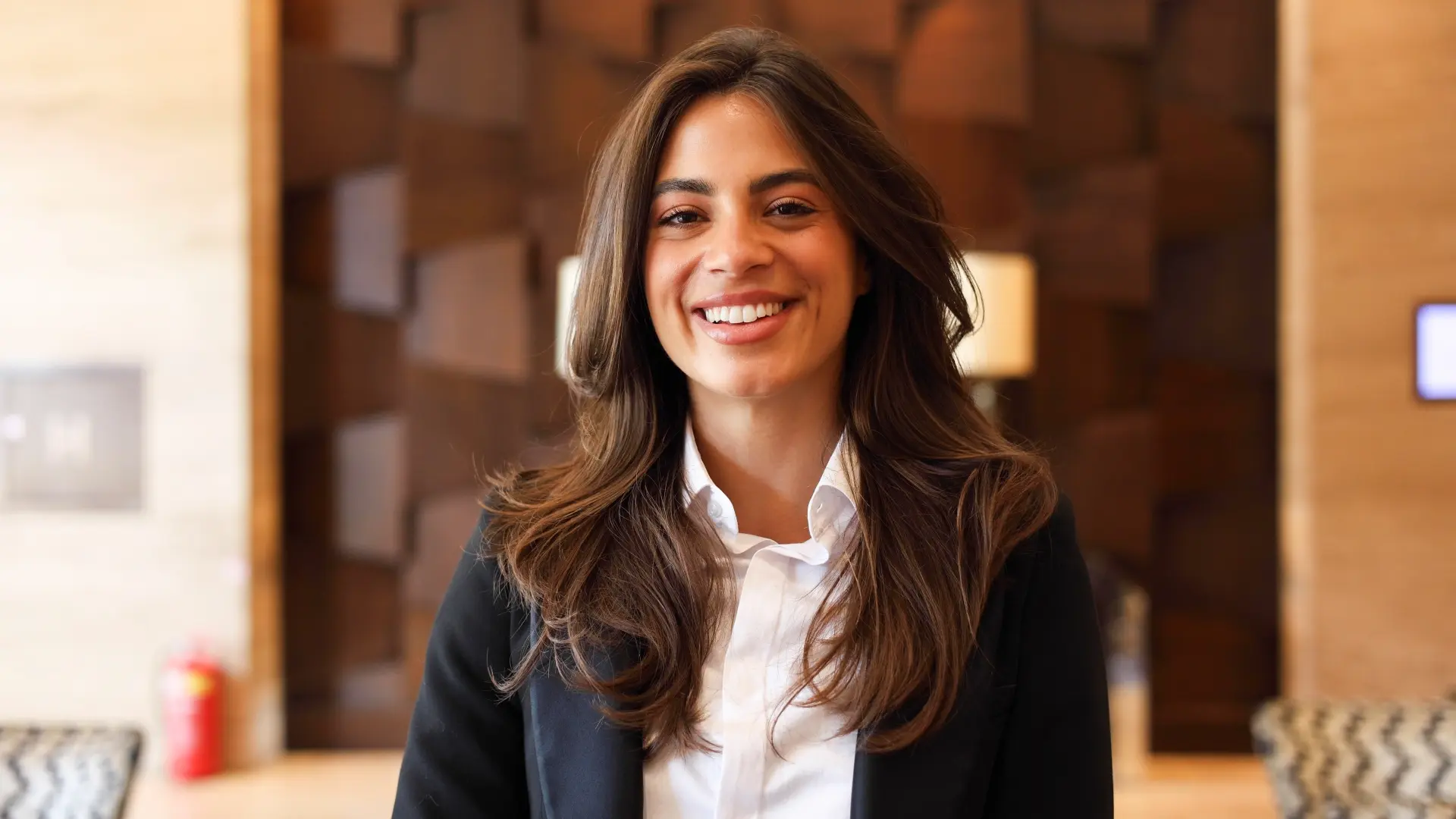 Une équipe diversifiée de professionnels collabore avec engagement dans un bureau moderne et lumineux, illustrant le partenariat et le succès que Dior Ressources bâtit entre les employeurs et les candidats.