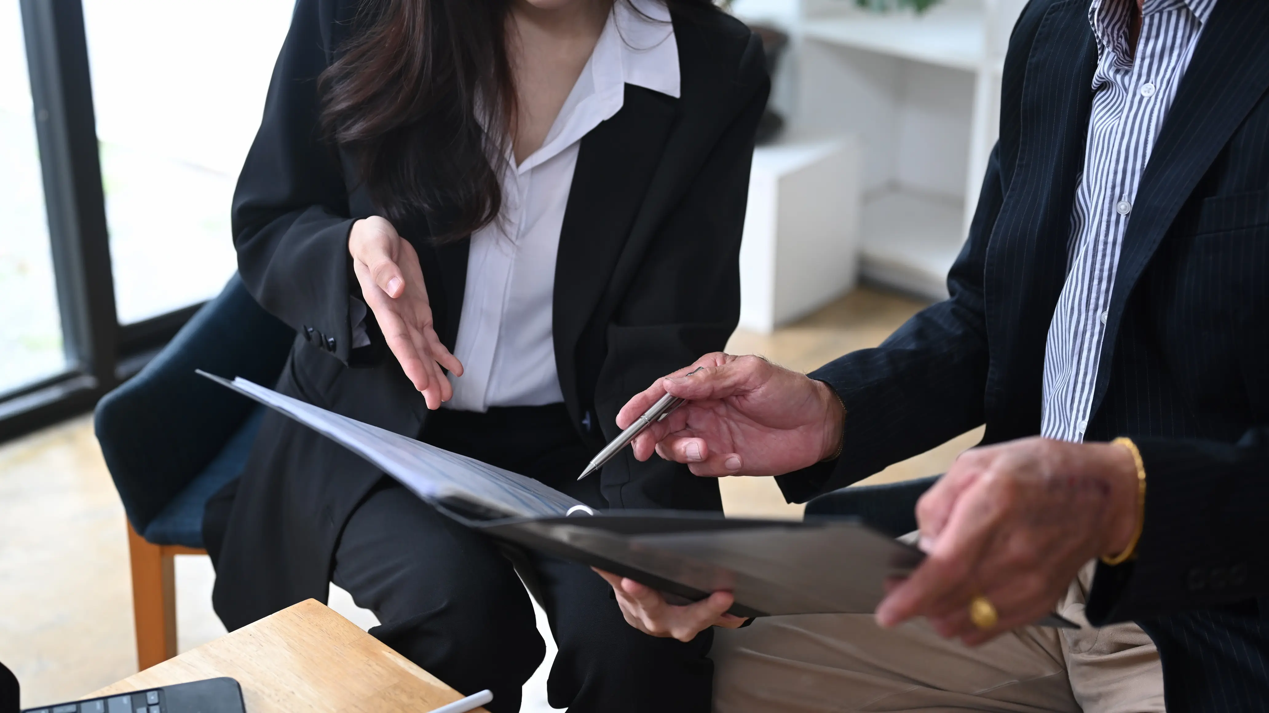 Une équipe diversifiée de professionnels collabore avec engagement dans un bureau moderne et lumineux, illustrant le partenariat et le succès que Dior Ressources bâtit entre les employeurs et les candidats.