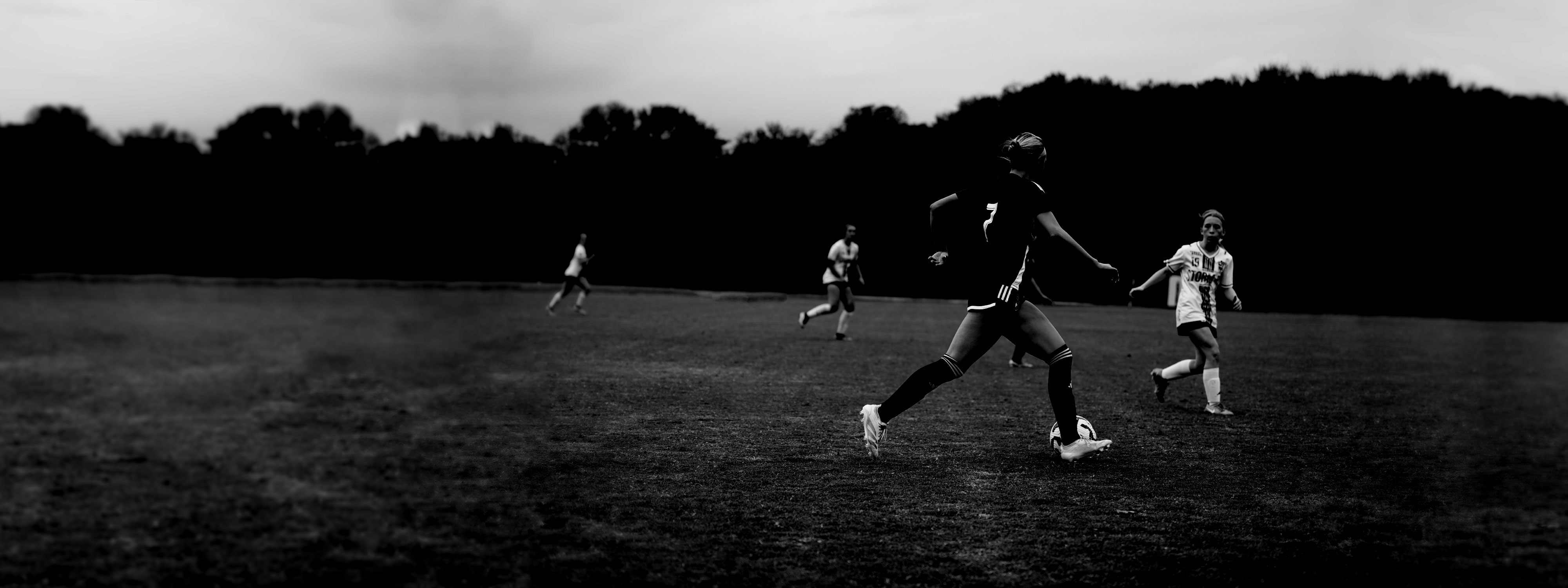 Soccer player with change of speed on 1v1 against defender.