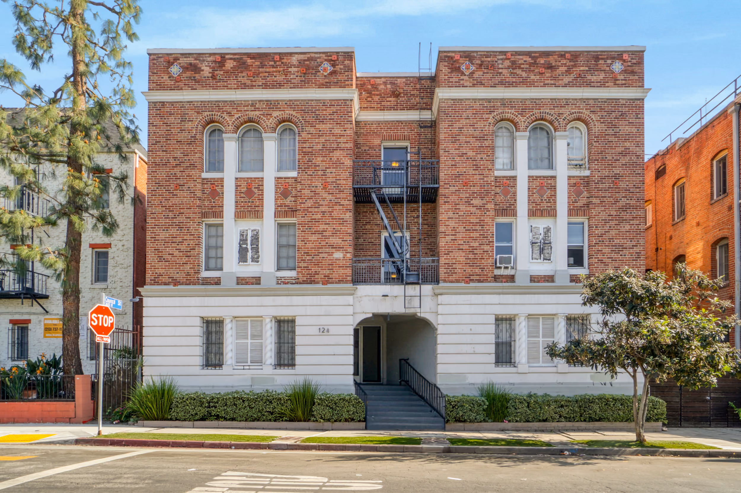 30-unit multifamily apartment building at 124 N Westmoreland Ave, Los Angeles, CA 90004