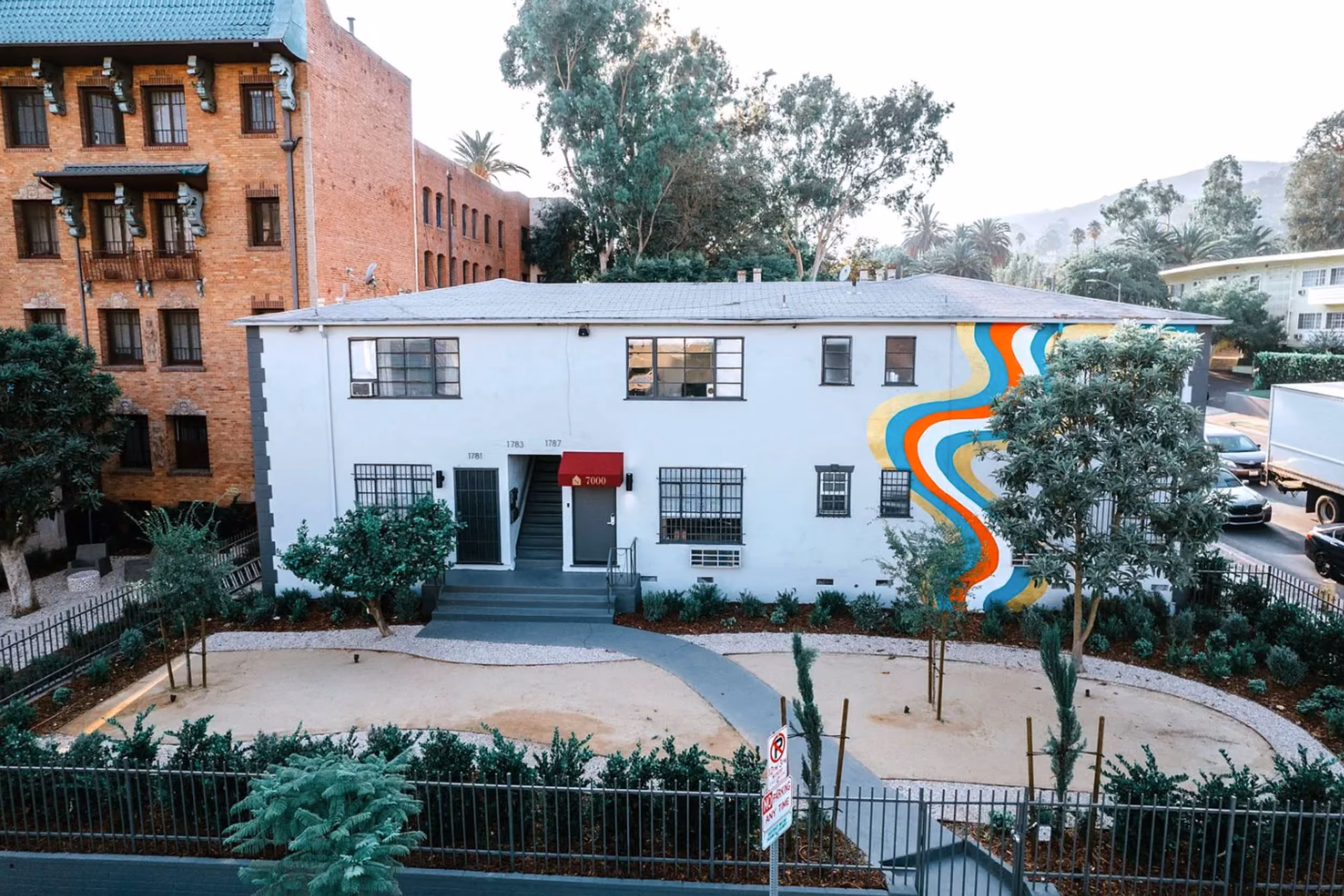 14-unit multifamily apartment building at 7000 Franklin Ave, Los Angeles, CA 90028