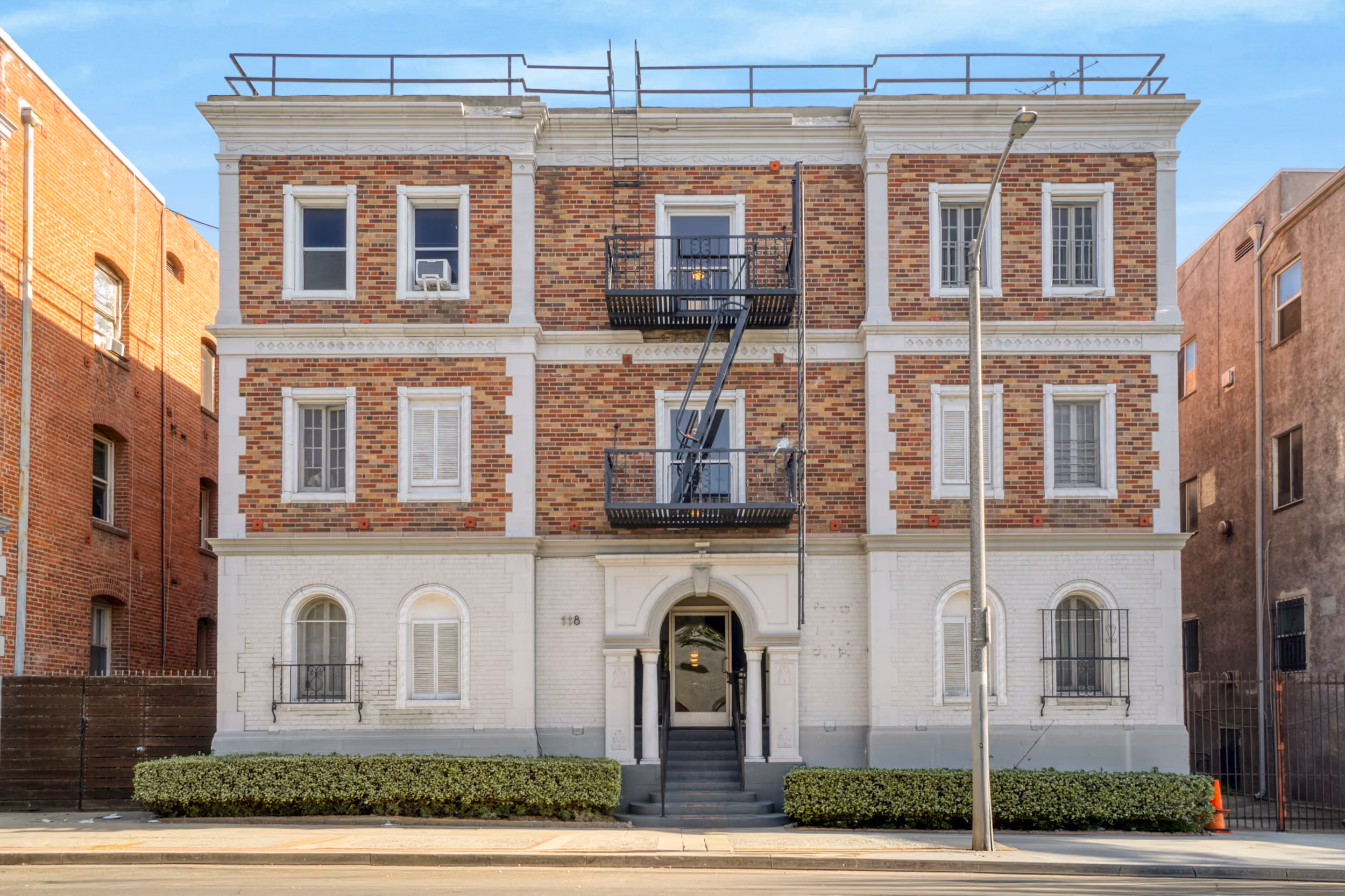 24-unit multifamily apartment building at 118 N Westmoreland Ave, Los Angeles, CA 90004