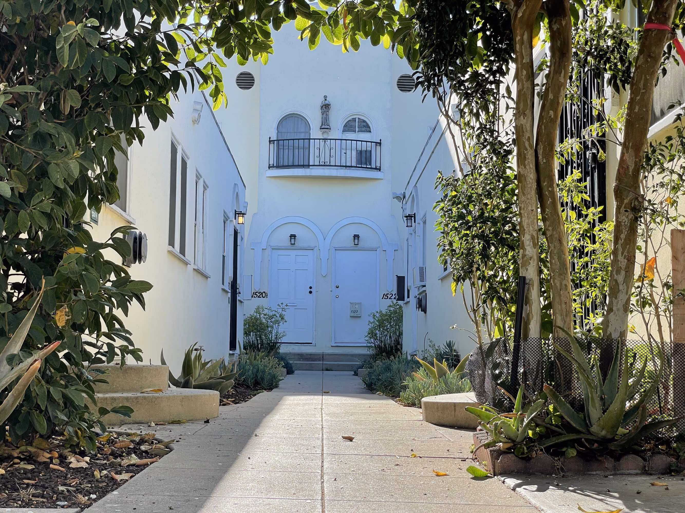10-unit multifamily apartment building at 1520 Menlo Ave, Los Angeles, CA