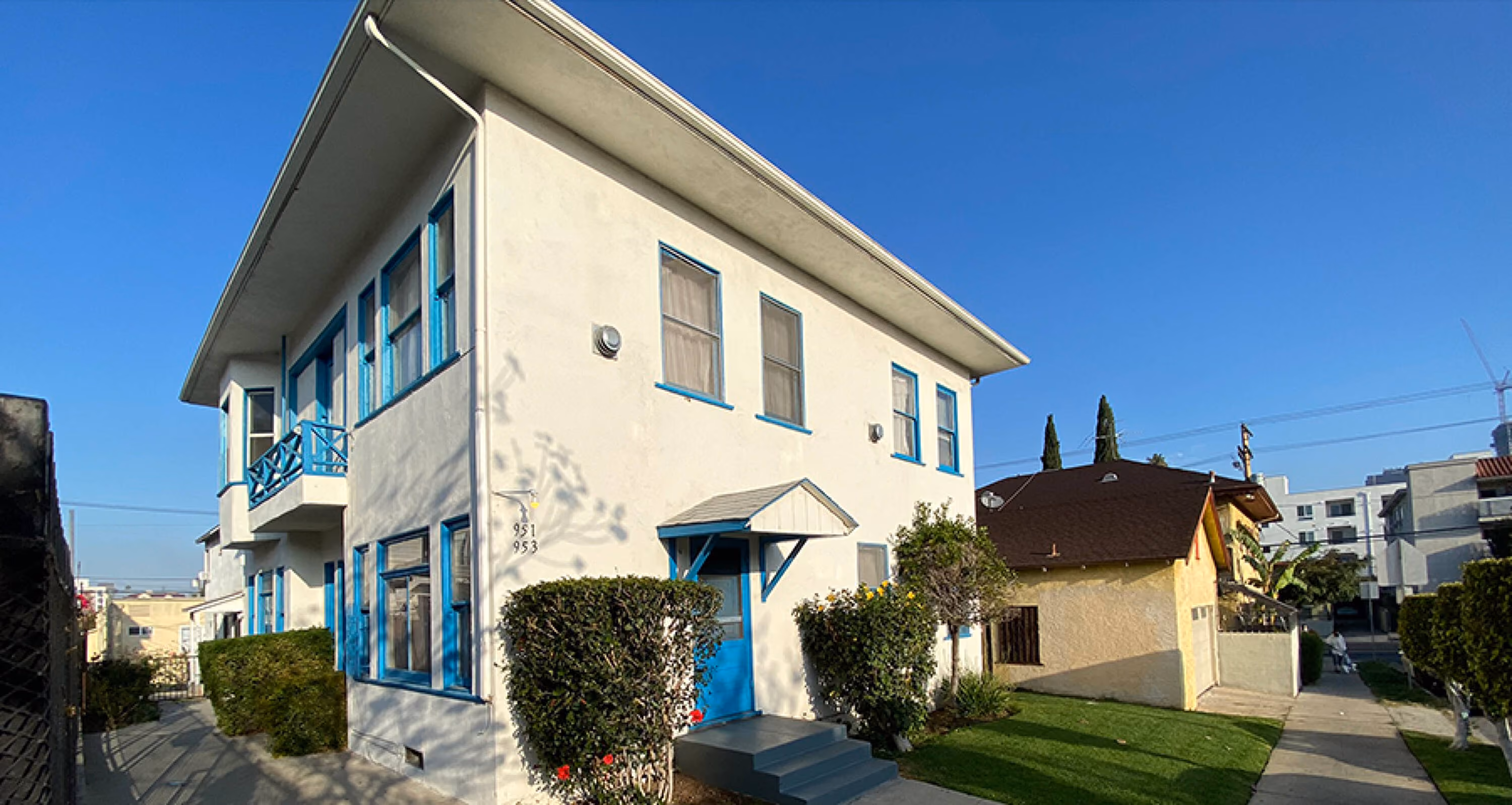 13-unit multifamily apartment building at 951 S Berendo St, Los Angeles CA 90006