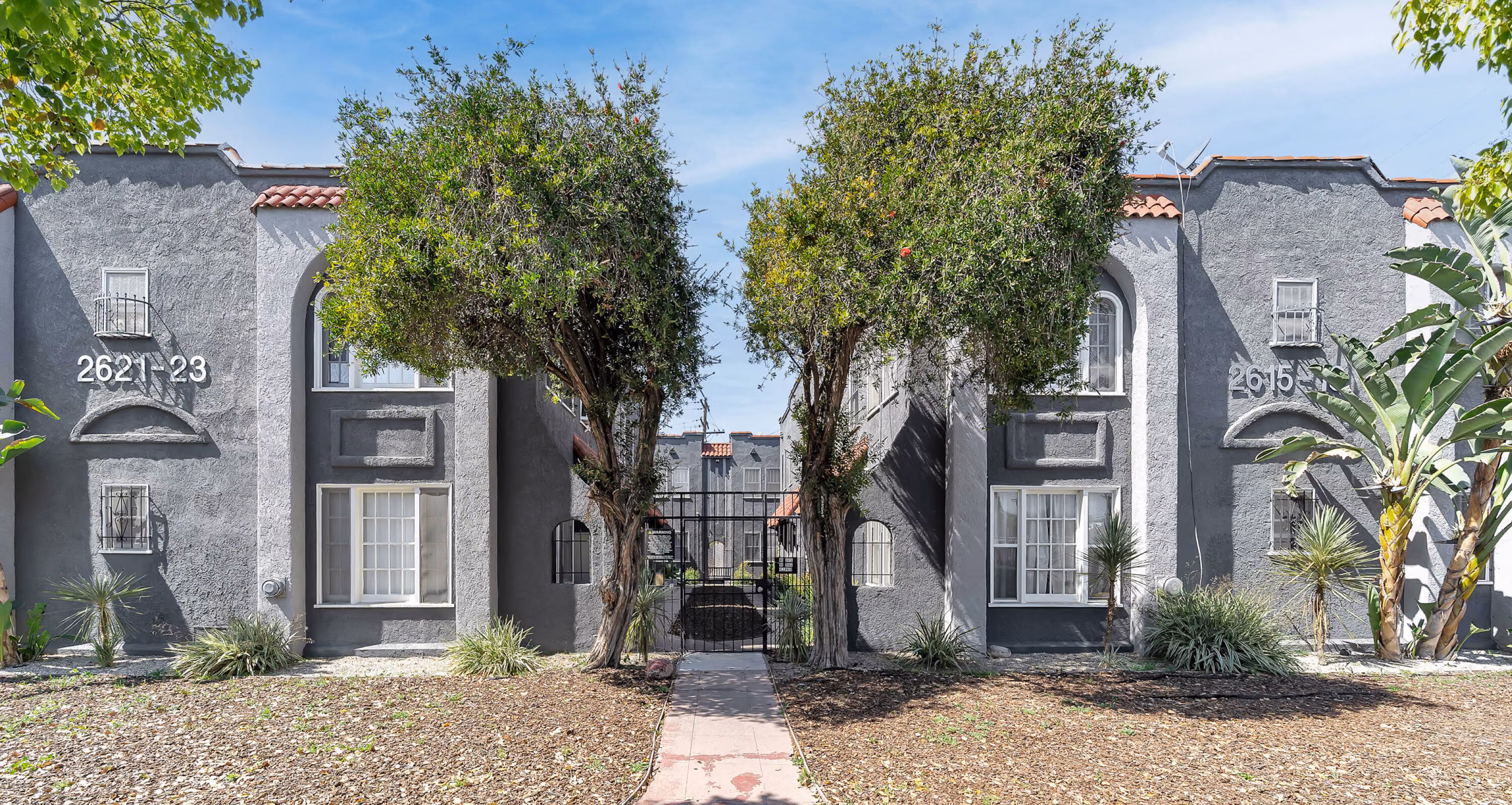 20-unit multifamily apartment building at 2615 S Victoria Ave, Los Angeles, CA 90016