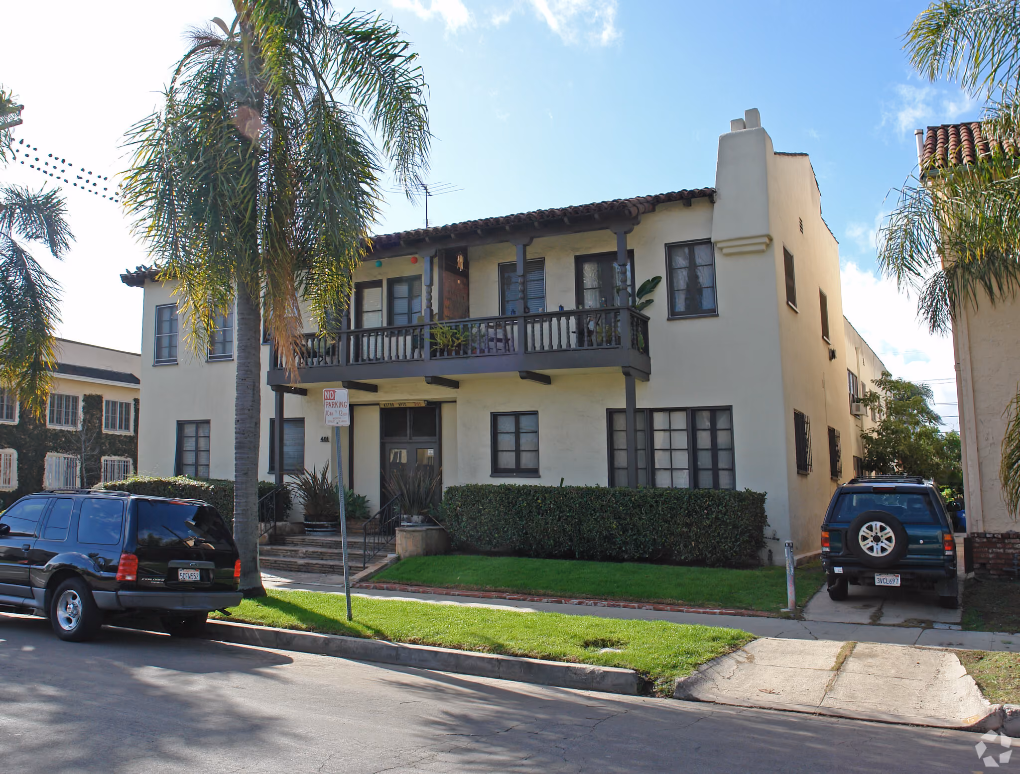 13-unit multifamily apartment building at 401 N Genesee Ave, Los Angeles CA 90036
