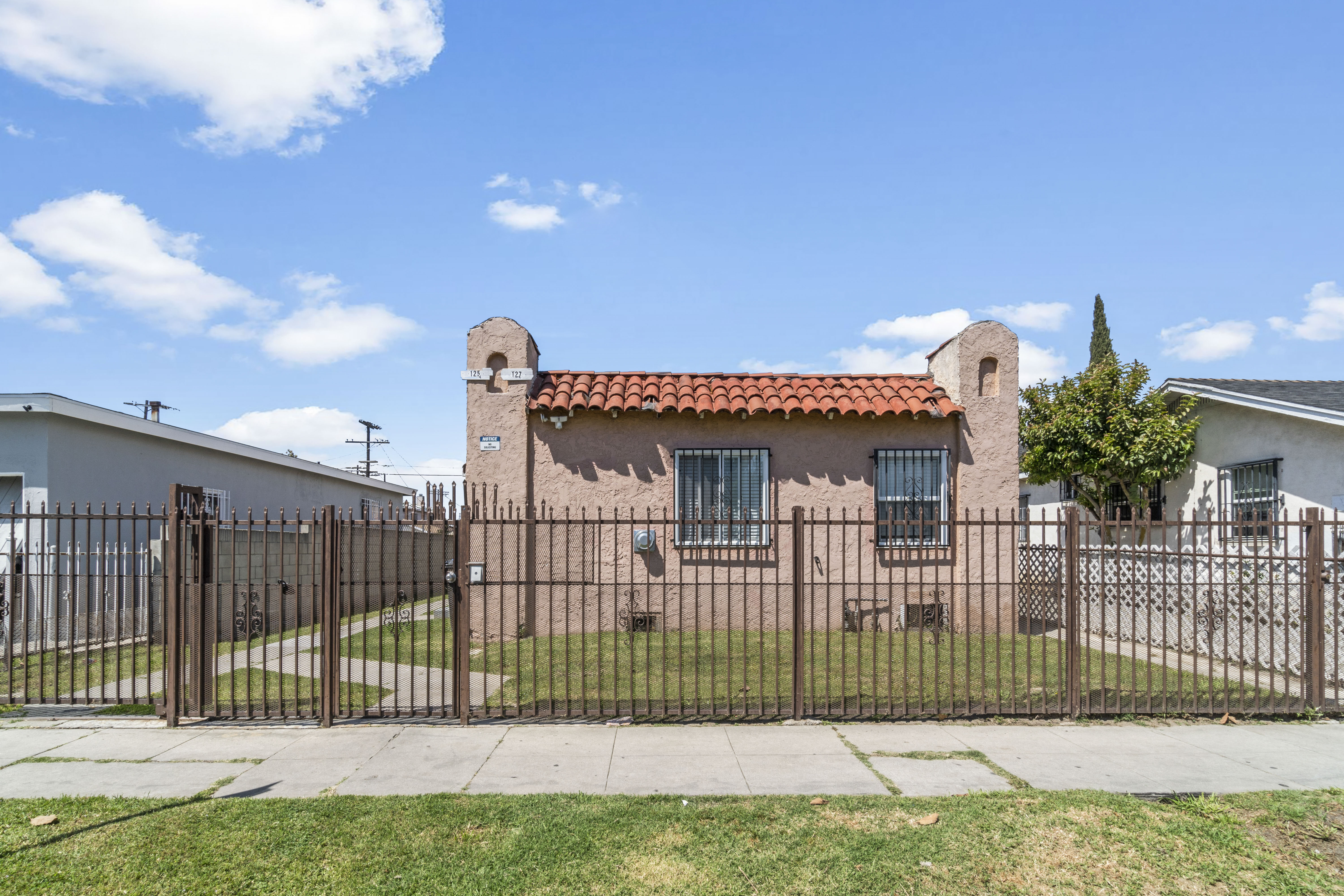 5-unit multifamily apartment building at 125 E 104th St, Los Angeles, CA 90003