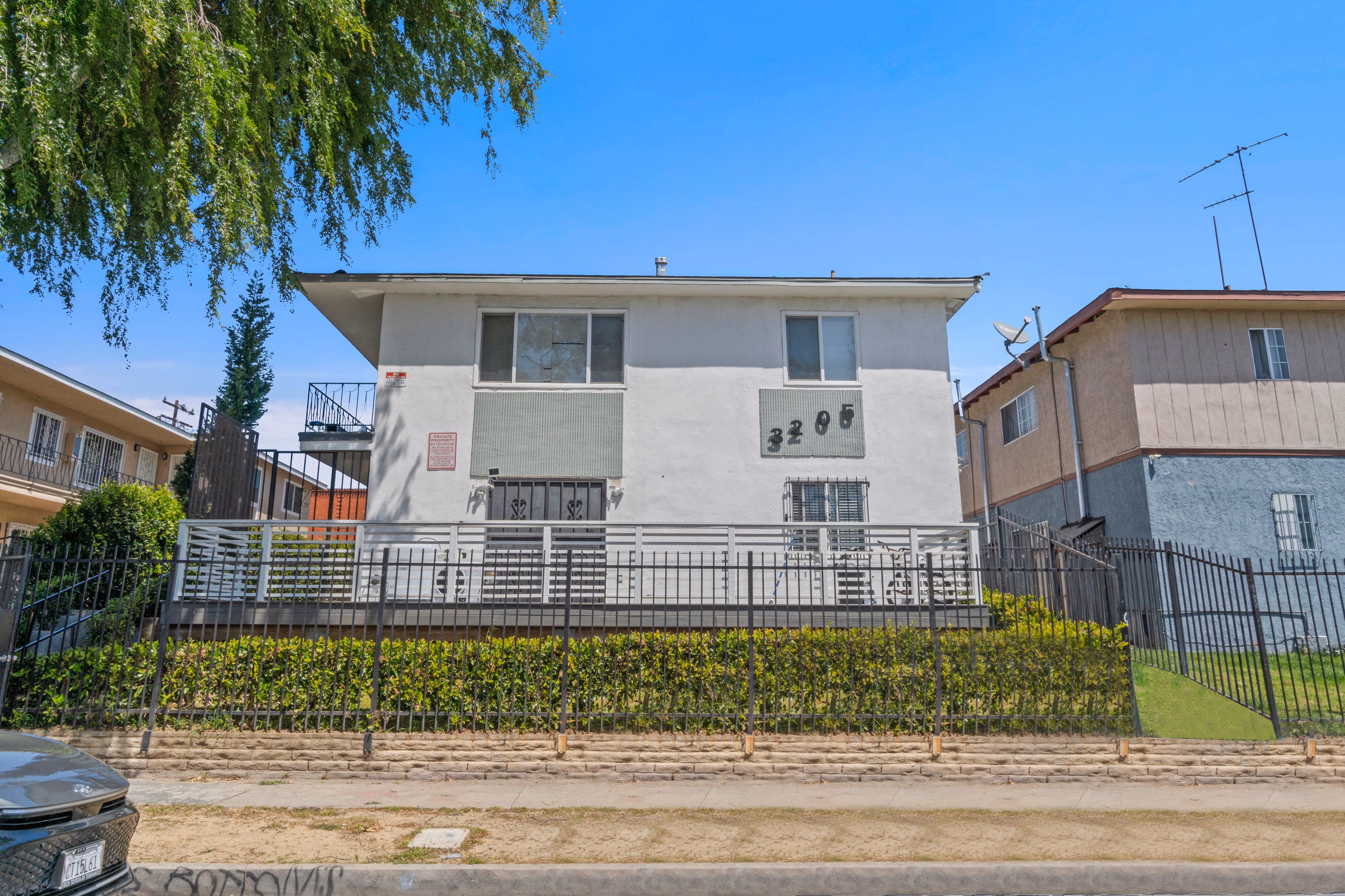 6-unit multifamily apartment building at 3205 Bartdon Ave, Inglewood, CA 90303