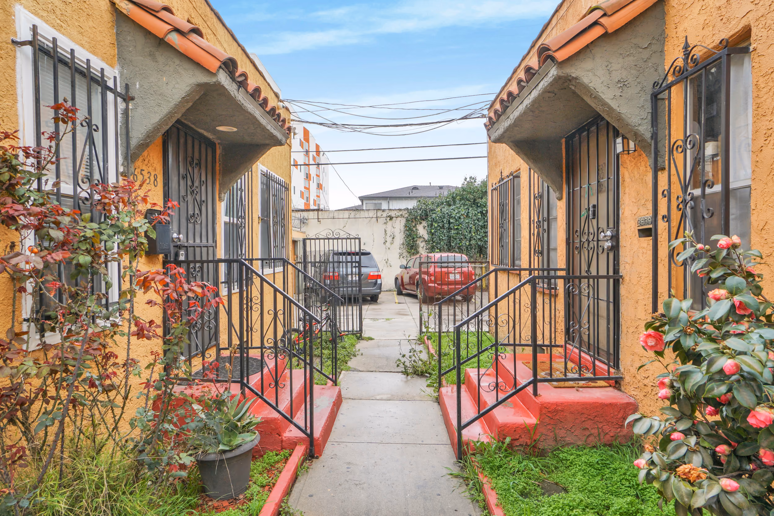 10-unit multifamily apartment building at 6536 S Victoria Ave, Los Angeles, CA 90043