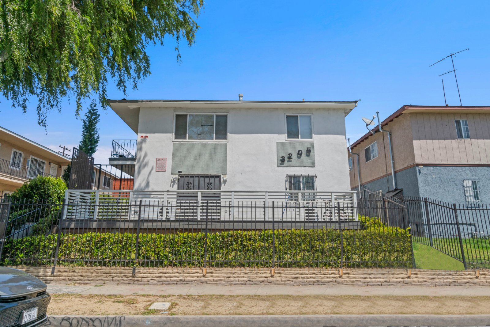 6-unit multifamily apartment building at 3205 Bartdon Ave, Inglewood, CA 90303