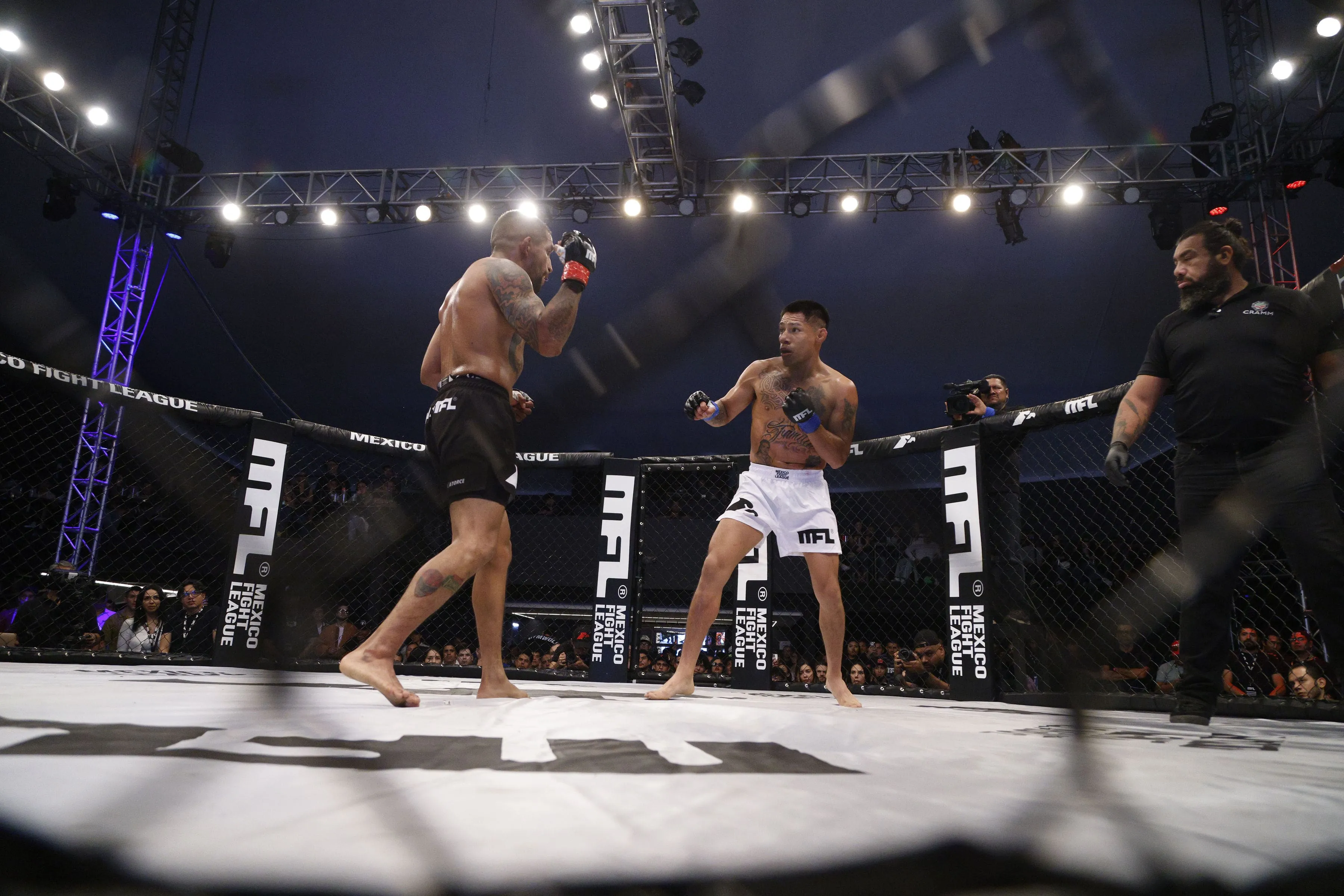 Dos peleadores en un ring de MMA durante una pelea en la Mexico Fight League.