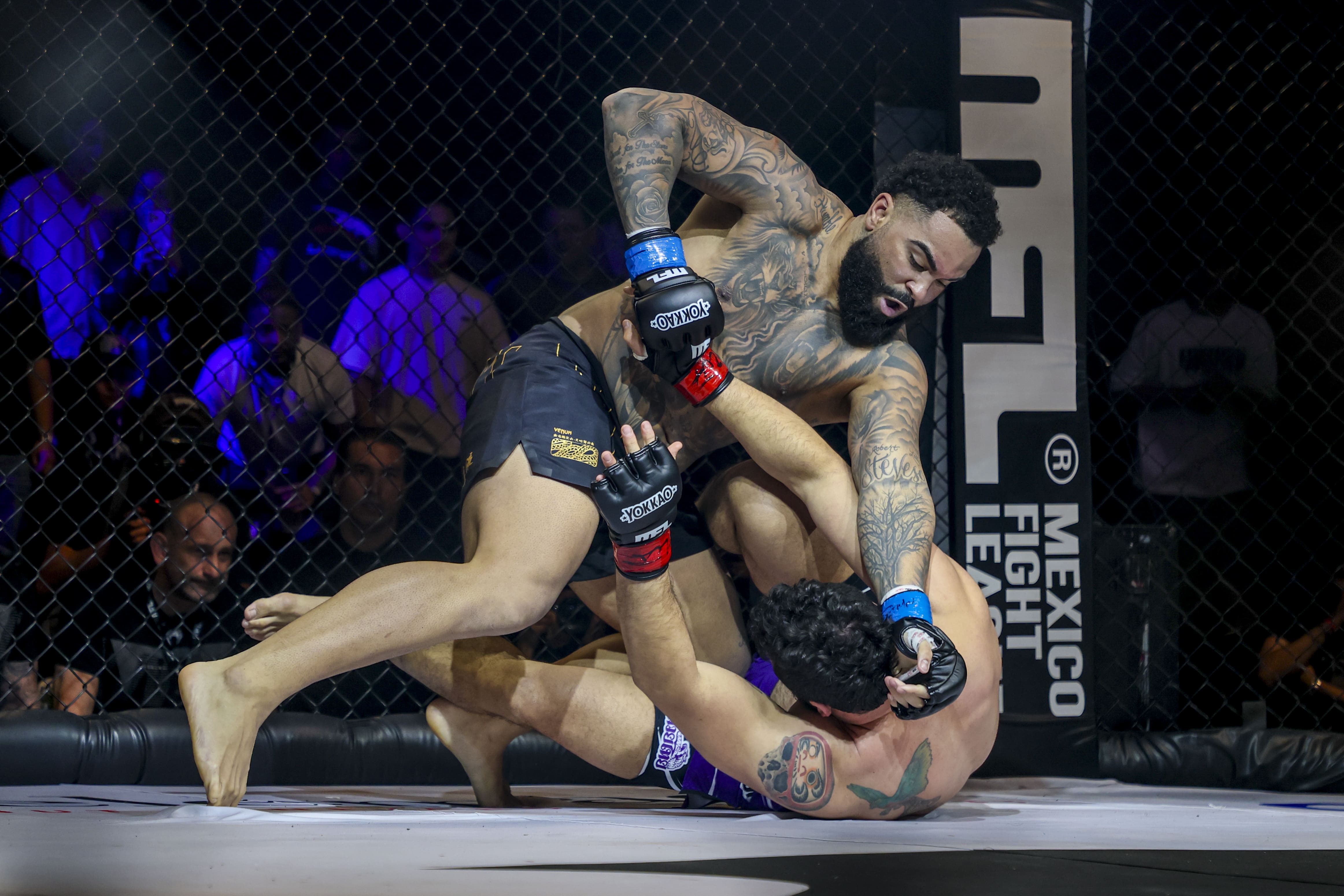 Peleador de MMA sometiendo a su oponente en el suelo durante un evento de MFL