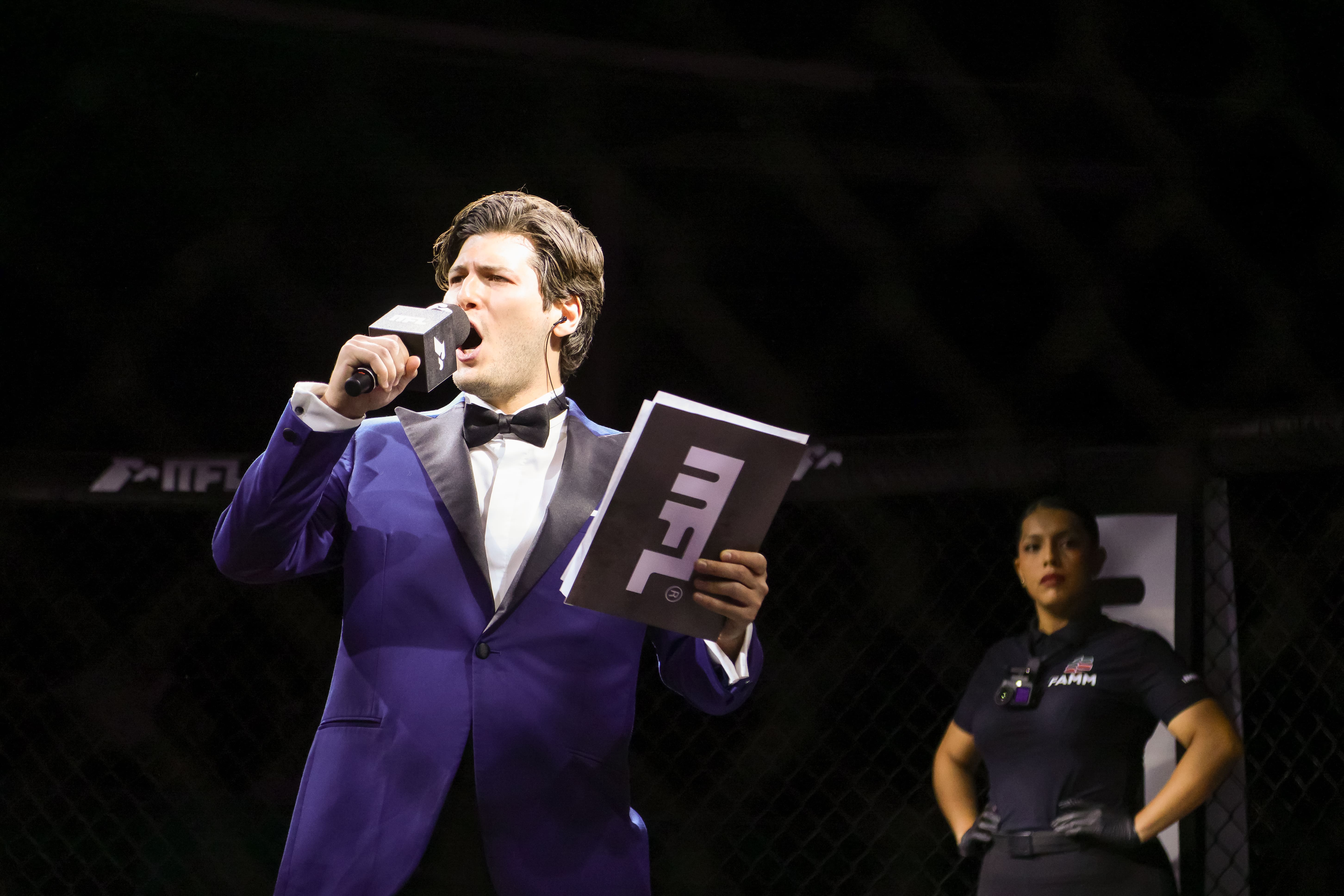 Presentador de MFL anunciando durante un evento en vivo