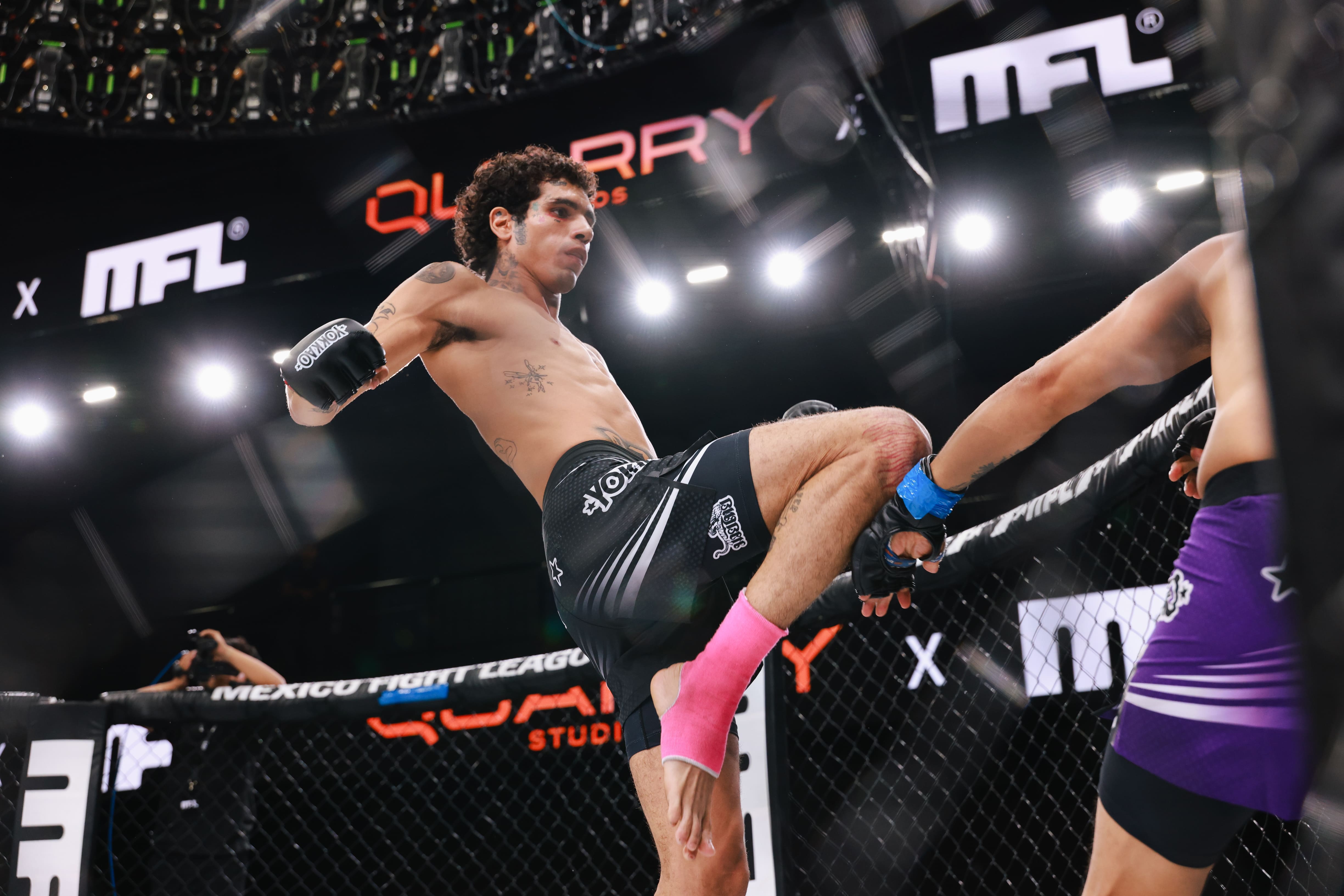 Dos peleadores en un ring de MMA durante una pelea en la Mexico Fight League.