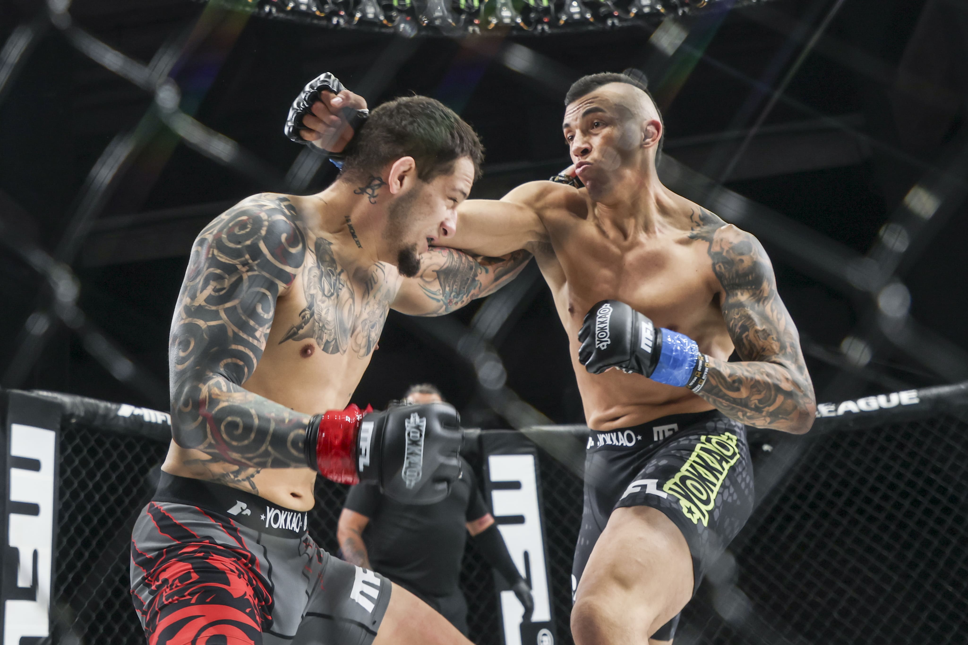 Dos peleadores de MMA en un combate dentro del octágono bajo luces brillantes.