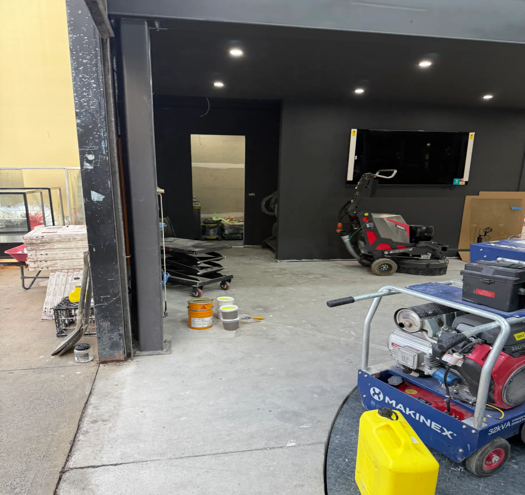 Concrete grinding for a 500 m² epoxy flooring project