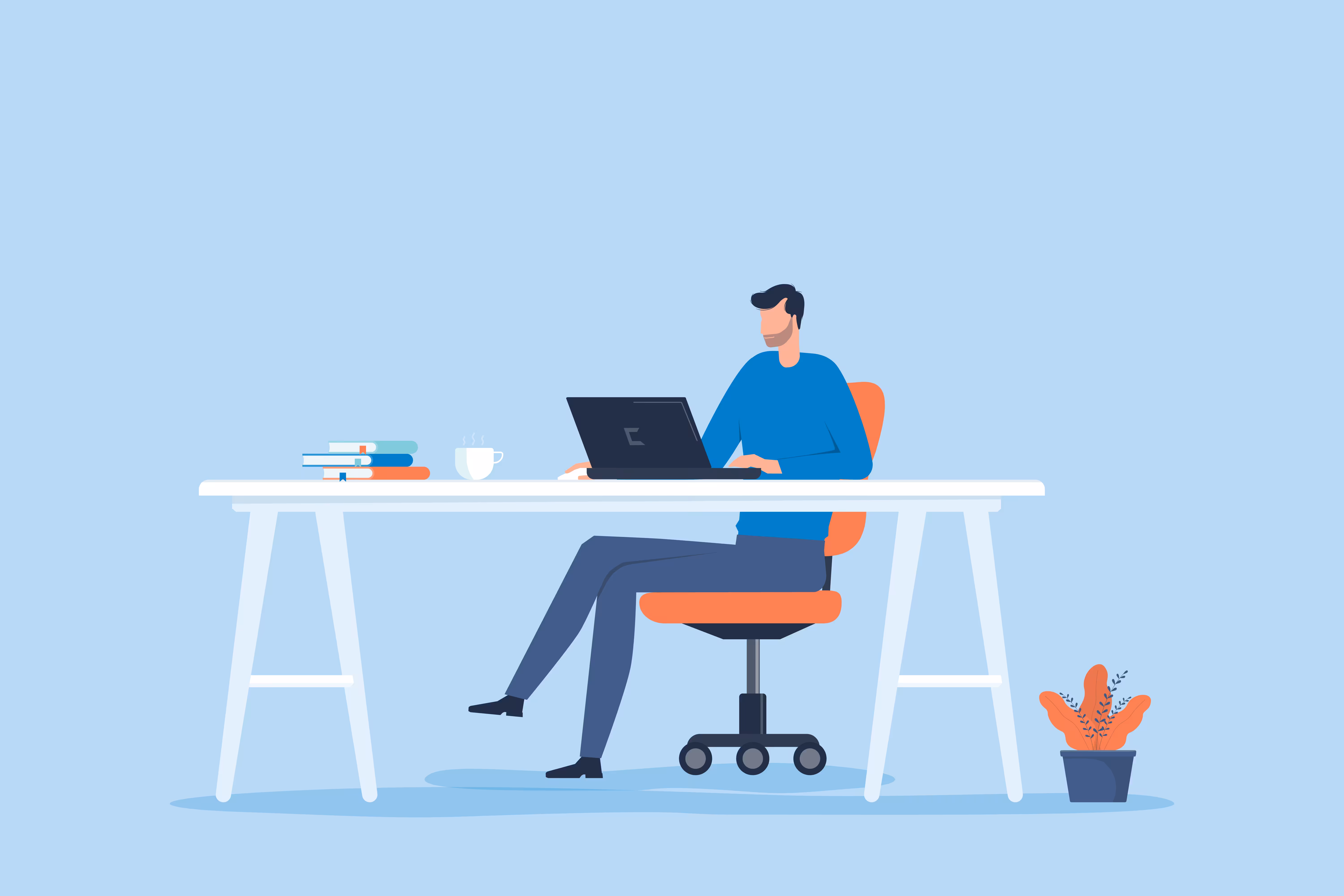 Mann sitzt an einem weissen Schreibtisch auf einem orangefarbenen Bürostuhl und arbeitet an einem Laptop, mit Büchern, Kaffeetasse und einer Topfpflanze im Raum.