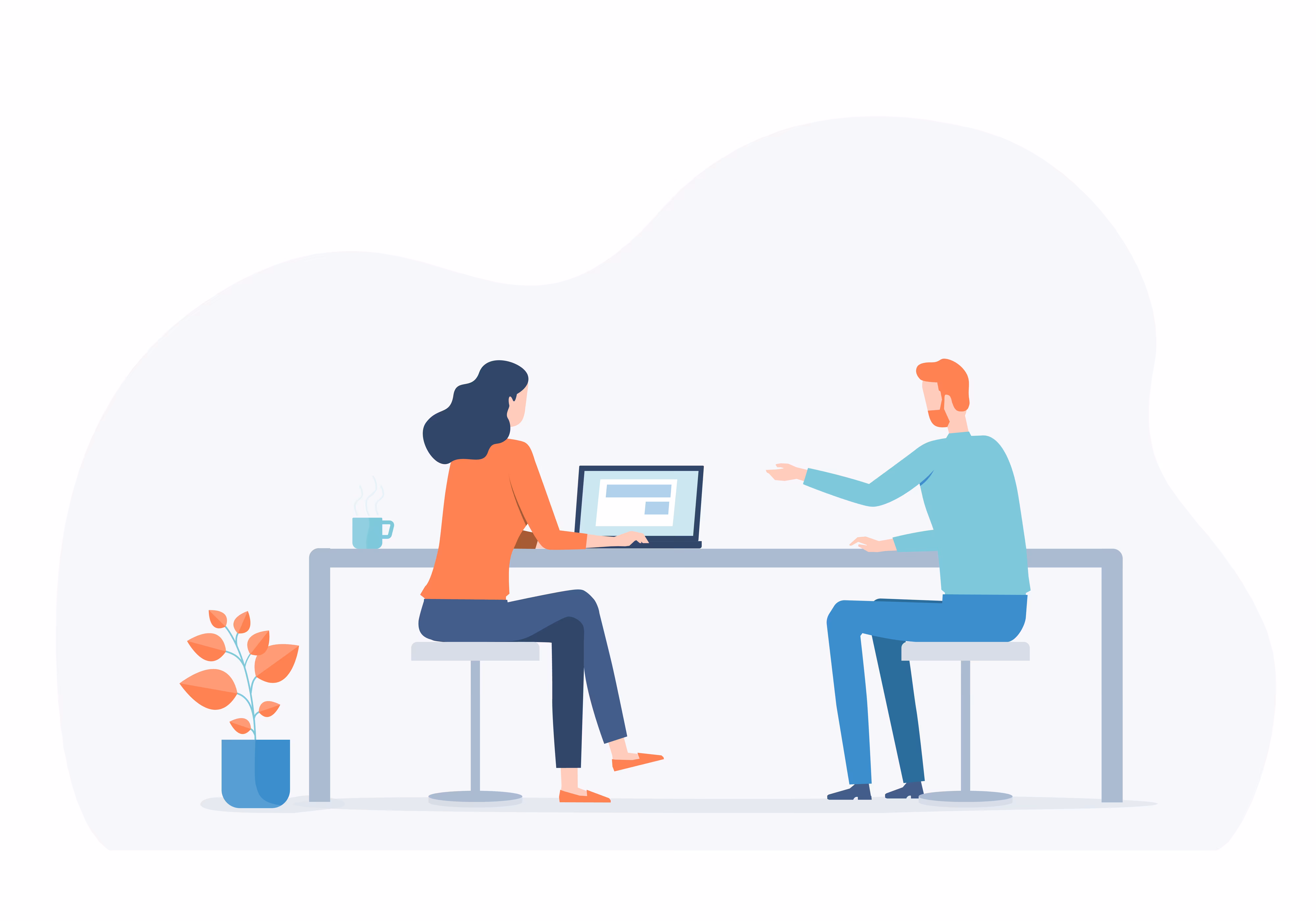 Zwei Personen sitzen an einem Tisch, eine Frau arbeitet am Laptop, neben ihr steht eine dampfende Tasse und eine Topfpflanze.