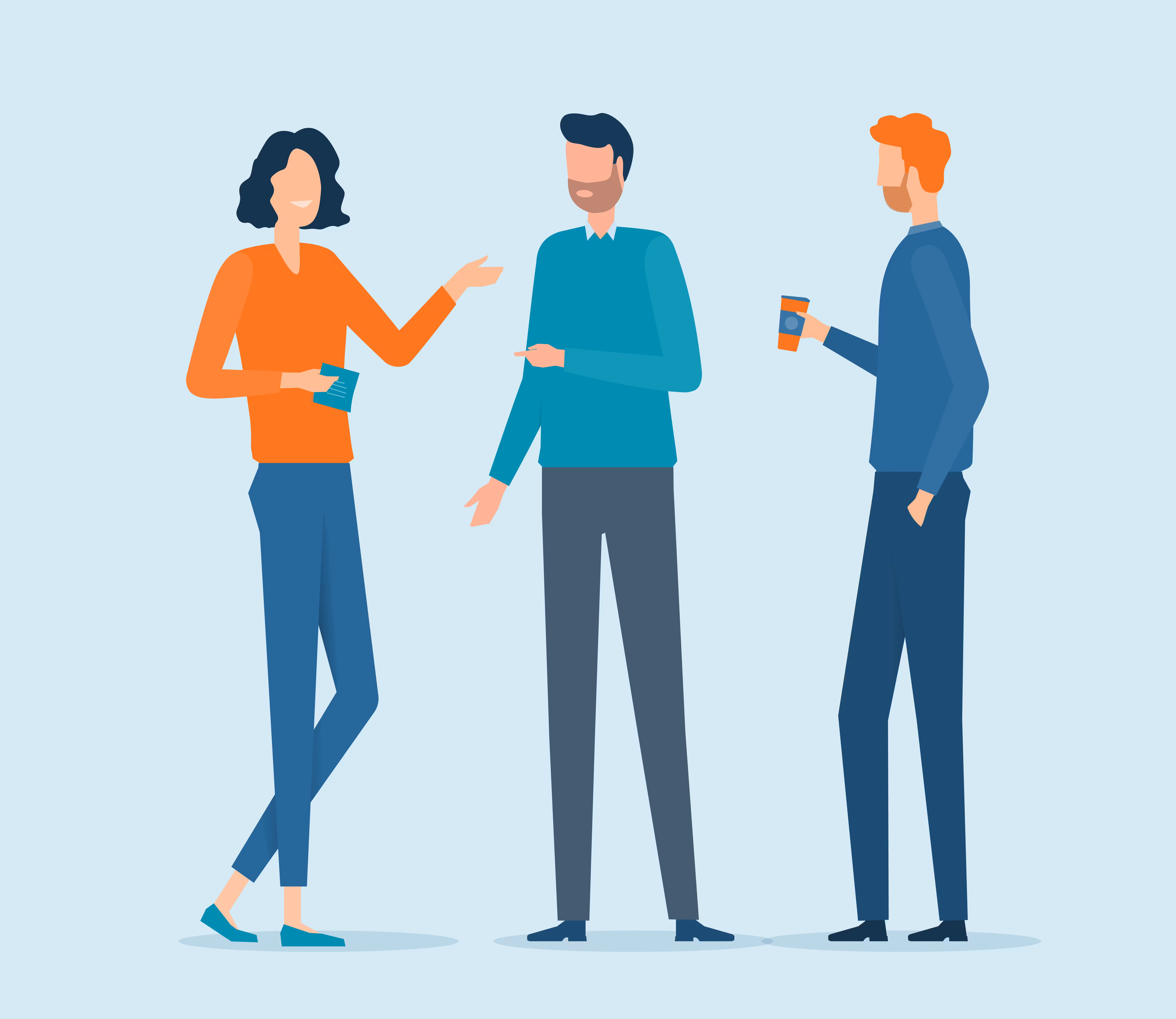 Drei Personen stehen und unterhalten sich, eine Frau hält eine Visitenkarte, ein Mann hält einen Kaffeebecher.