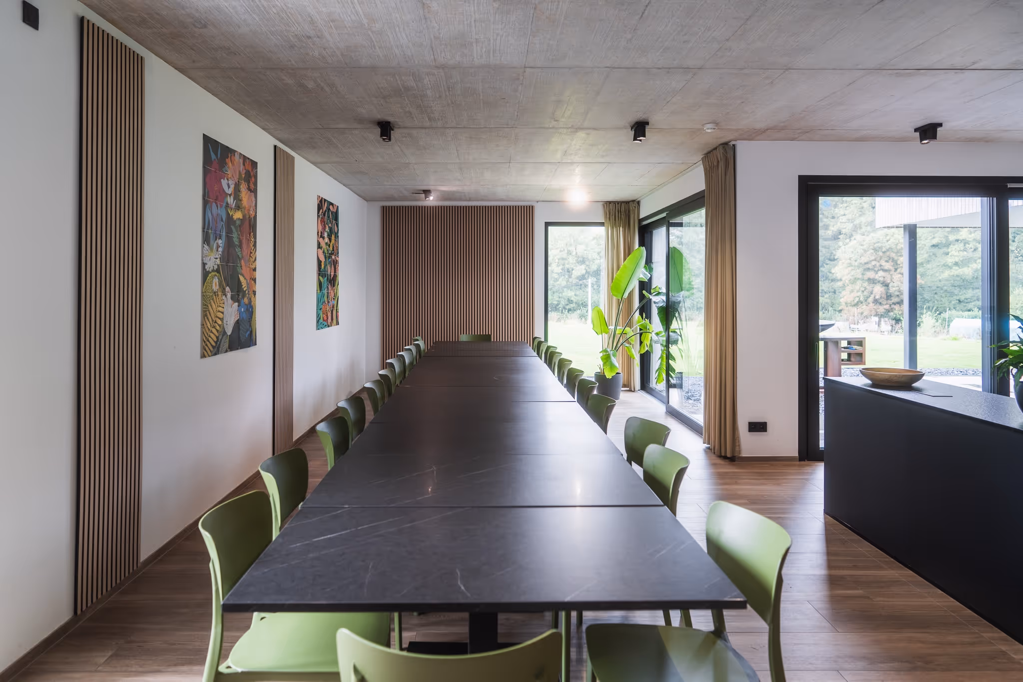 ruime eetkamer met stoelen en inrichting