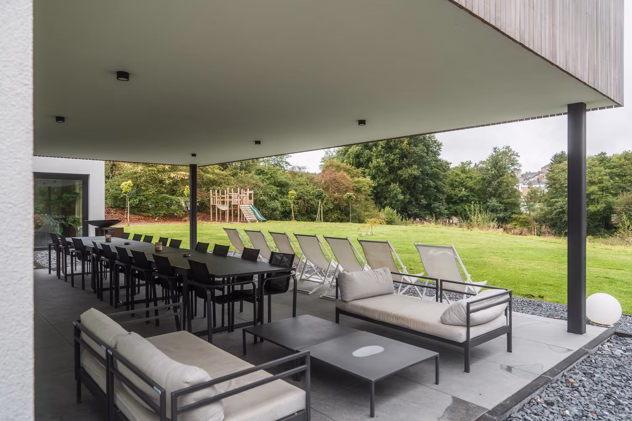 tuinmeubilair stoel en tafel en barbecue