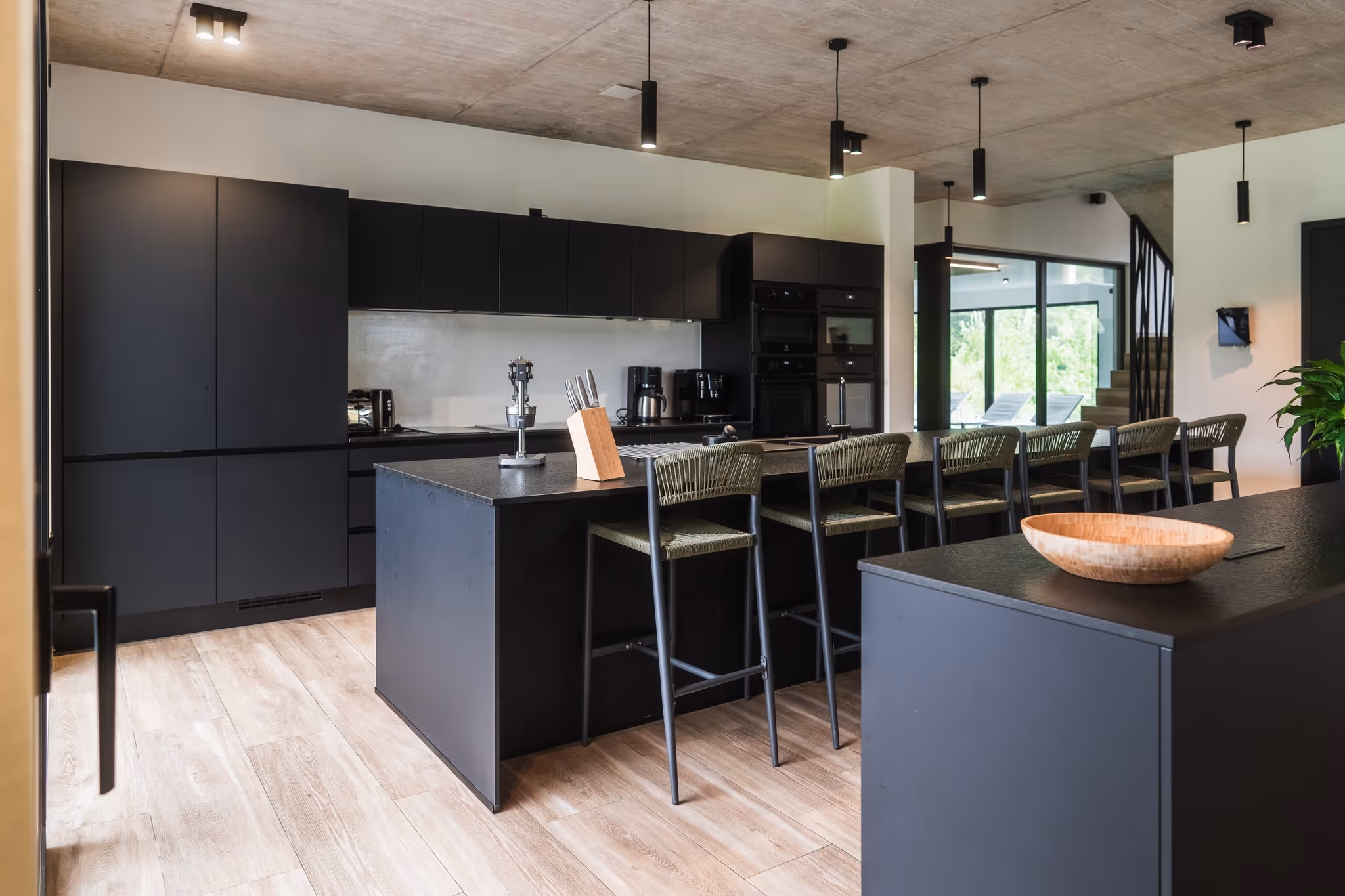 zwarte volledig uitgeruste keuken