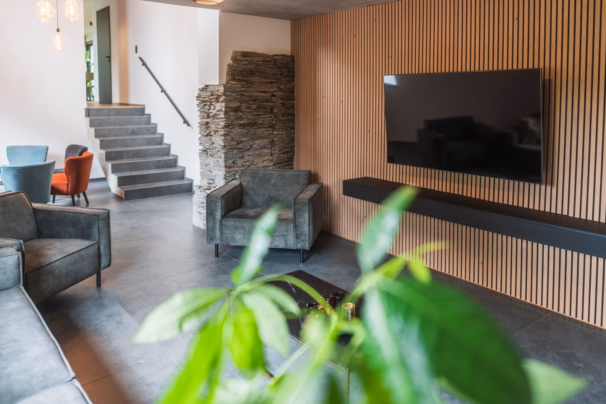 Gezellige cottage-woonkamer met houten bekleding