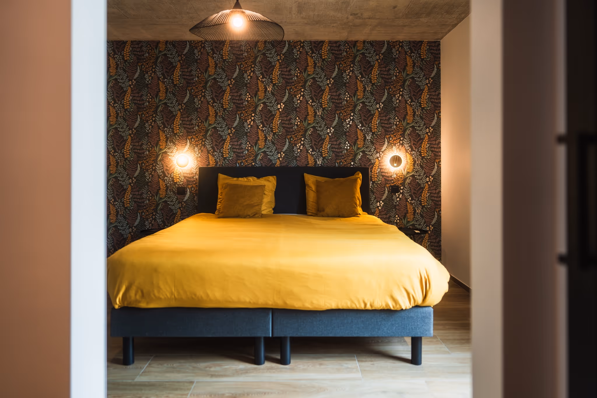 gezellige slaapkamer met mosterdgeel laken