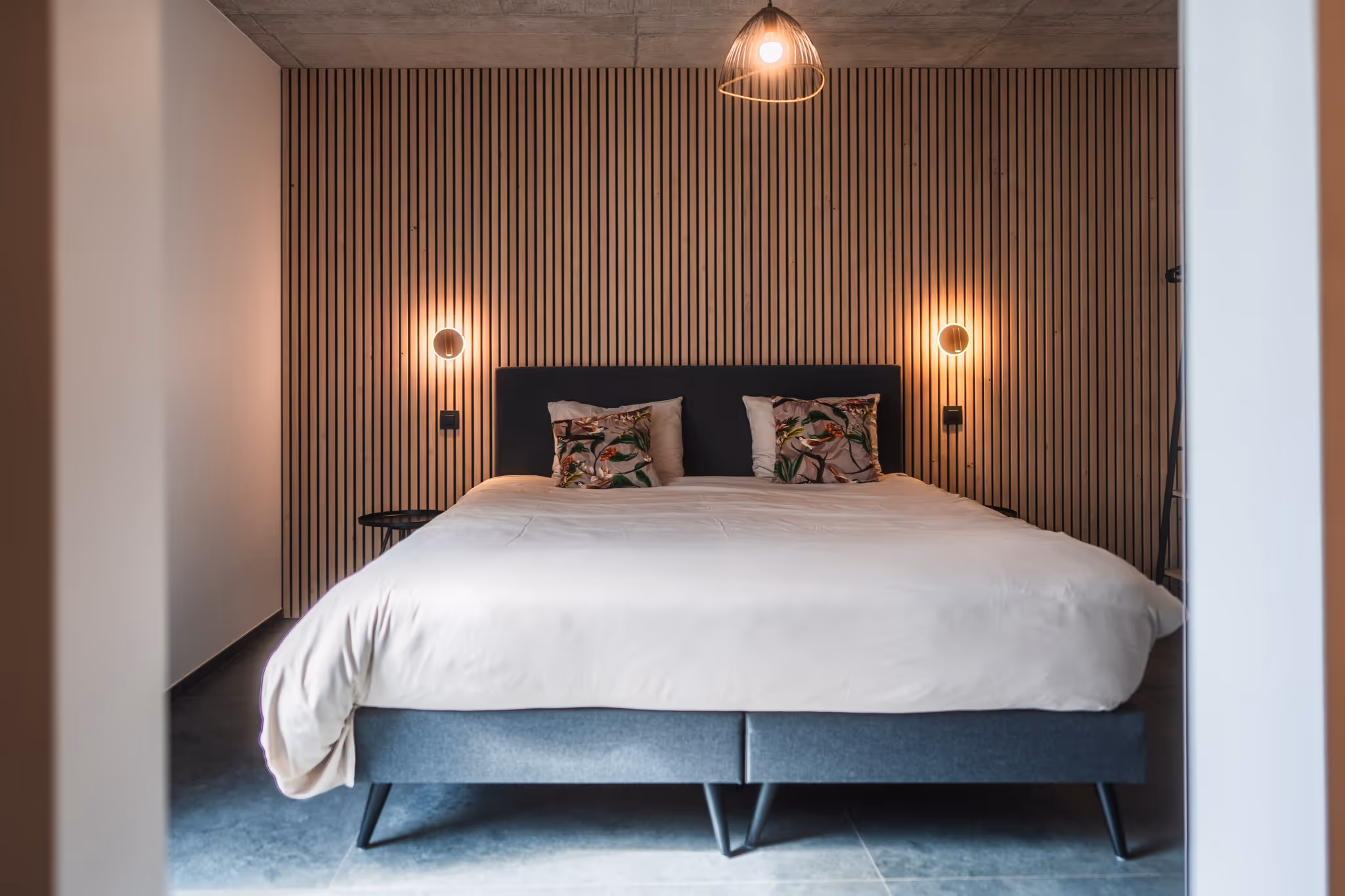 Slaapkamer: tweepersoonsbed, houten bekleding