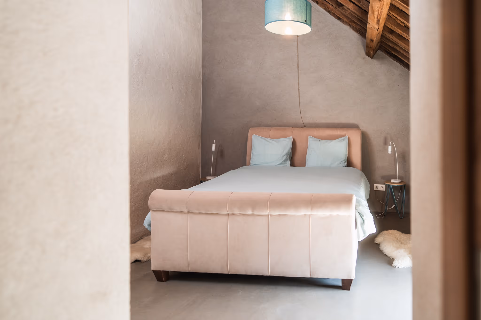 tweepersoonsbed blauw laken en dekbed
