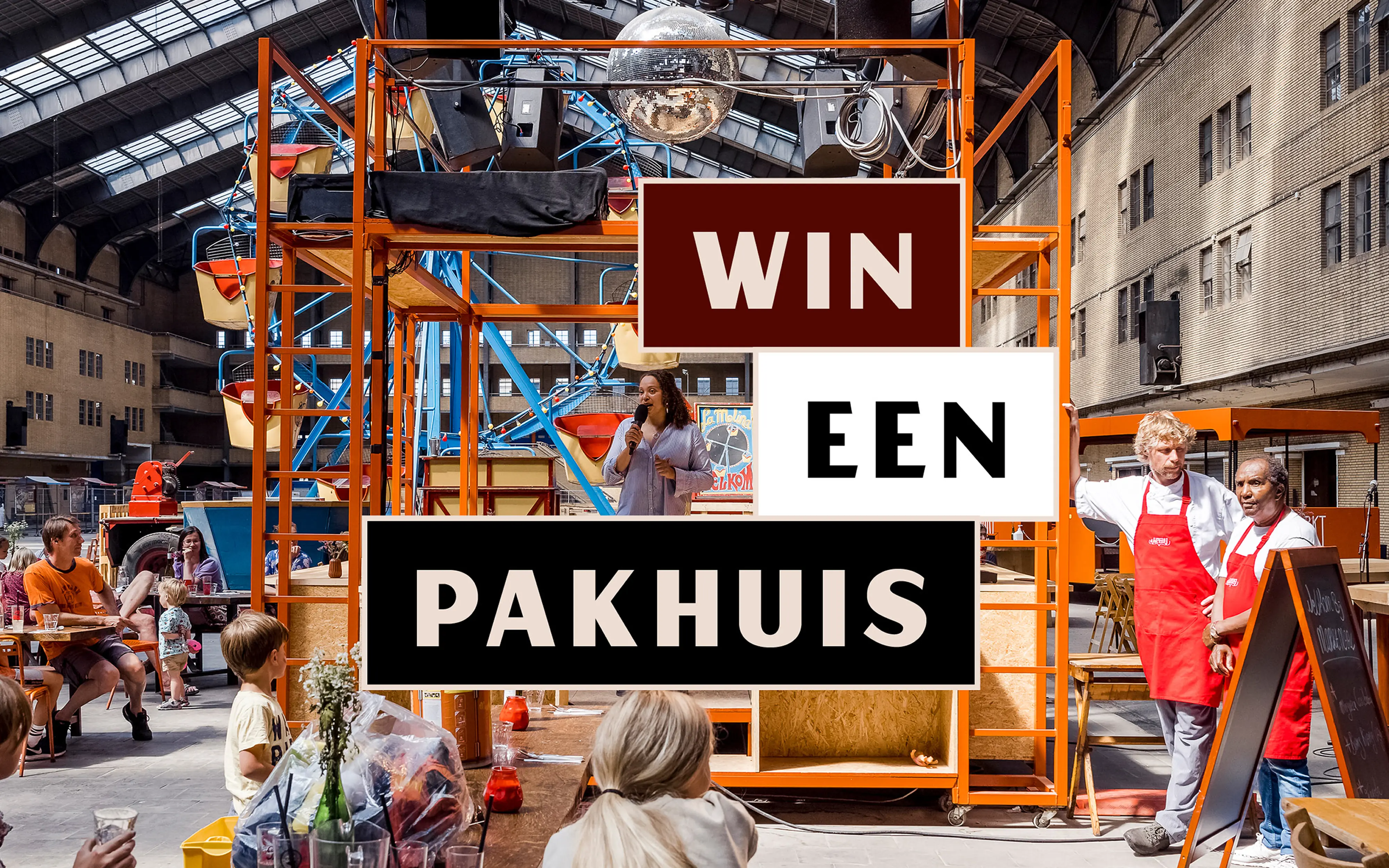 Campagneposter van het ‘Pitching In’-project in de Centrale Markthal in Amsterdam, met de tekst ‘Win een pakhuis’ in een levendige marktomgeving.