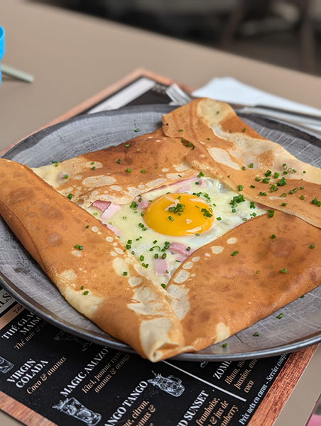 Crepe avec du jambon et un oeuf