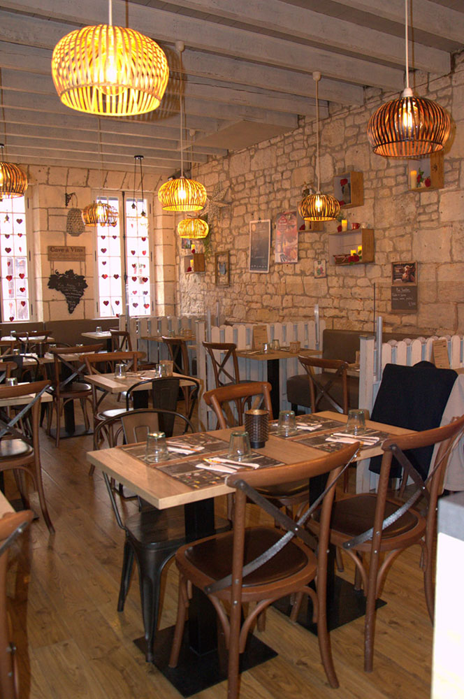 Interieur de la crêperie avec une ambiance chaleureuse