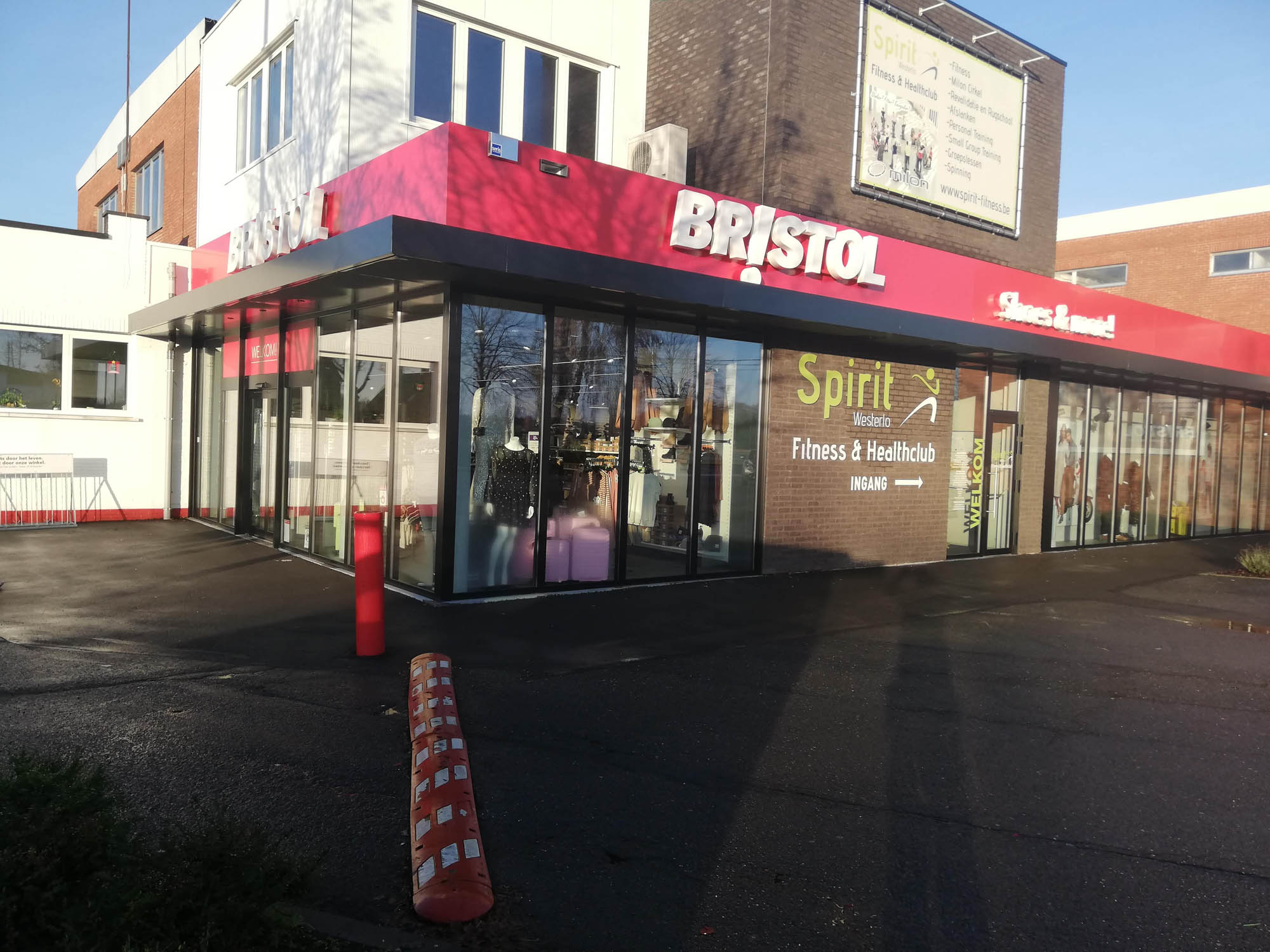 Winkelpand met etalageruiten van Bristol en fitnessclub Spirit, streeploos gereinigd